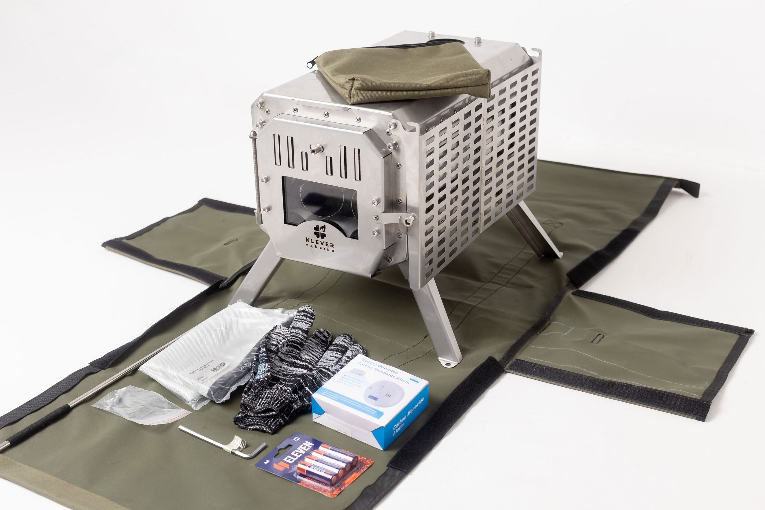 Походная печь стоит на раскладной брезентовой сумке-переноске, печь буржуйка из нержавейки, предметная фотосъемка для маркетплейсов