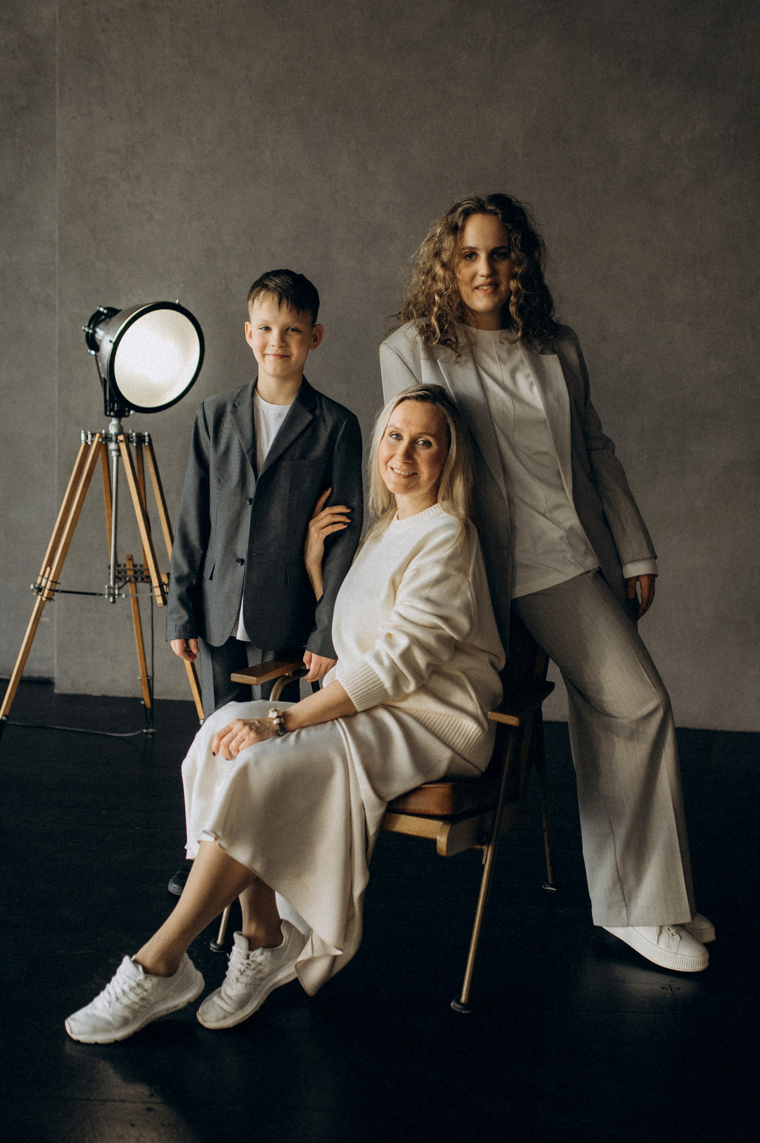 Фотосессия большой семьи в студии. Семейный фотограф в Новосибирске Женя Индрикова