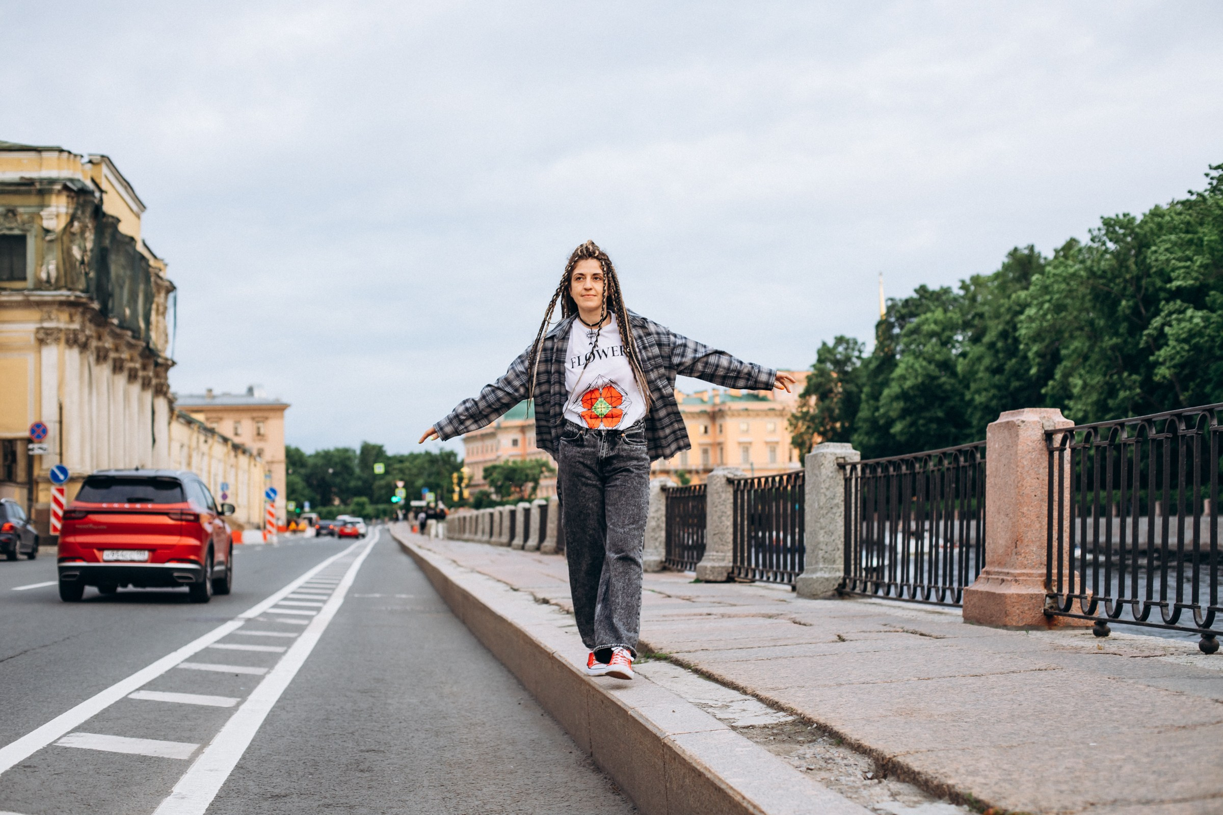 Лиза в июне. Фотопрогулка в Петербурге. Индивидуальный и семейный фотограф в Санкт-Петербурге