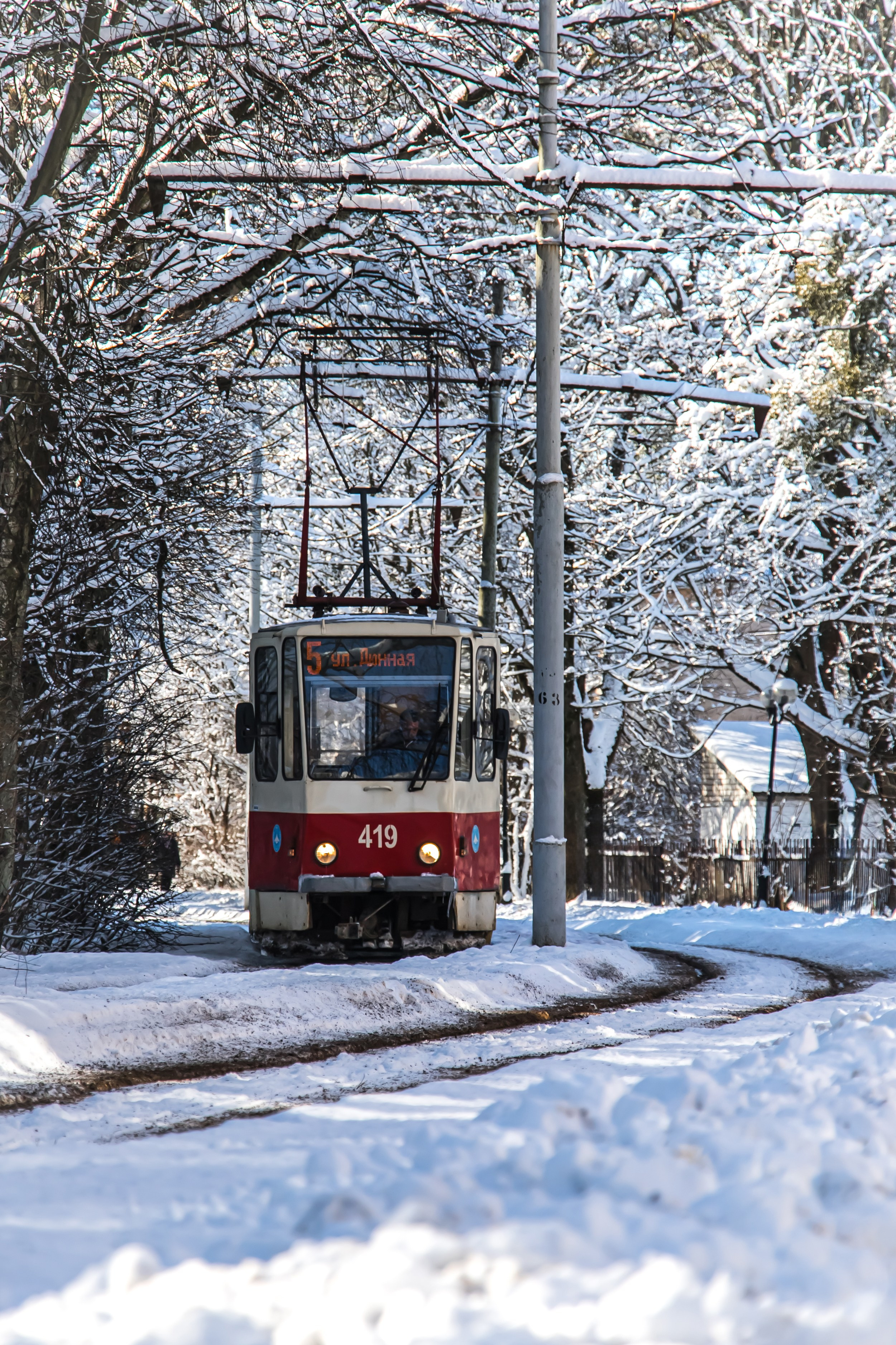 Kaliningrad, Kaliningrad region, Russia, February 16, 2025 Red retro tram number 5 in winter Амалиенау Калининград, Калининградская область Трамвай № 5 зимой