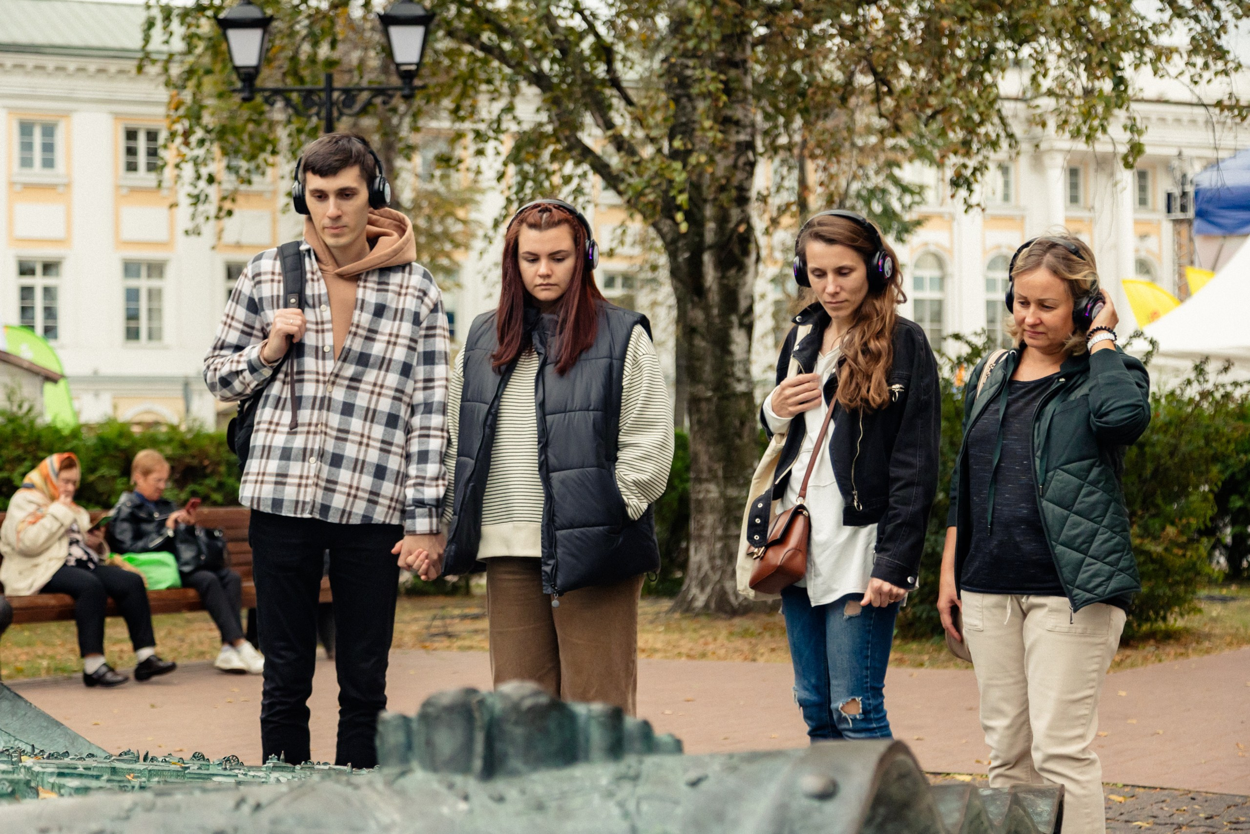 Экскурсия. На каждом снимке всегда два человека: фотограф и зритель