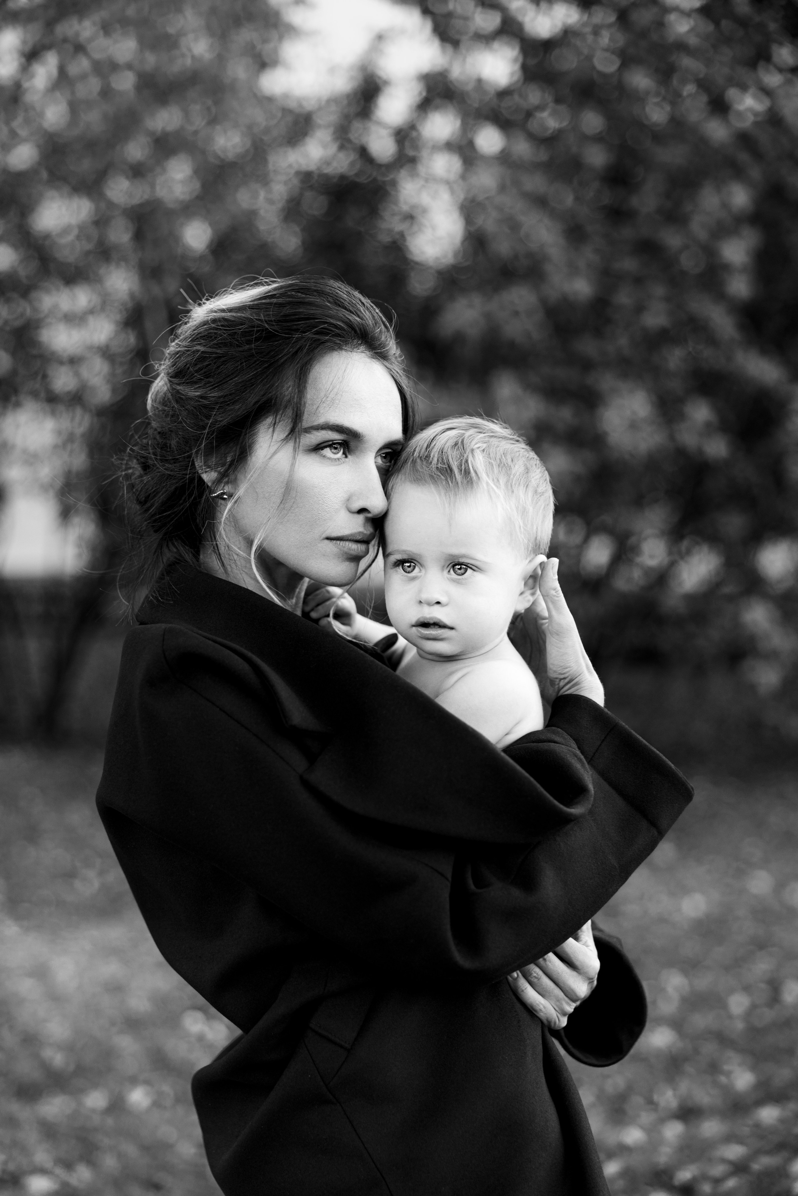 Фотосессия на улице, стильная семейная фотосъемка, стрит фотосессия, фотосессия в Москве, московский семейный фотограф, фотография ребенка, фотосессия с сыном, фотосессия с малышом, чб фотосессия, женский портрет, мать и сын, мама с малышом, парк ВДНХ, фотопрогулка в парке, фотосессия в парке, черное пальто, красивая девушка, листва, лето в Москве, срочные фото, фотографии на паспорт, стильная прическа, ретро образ