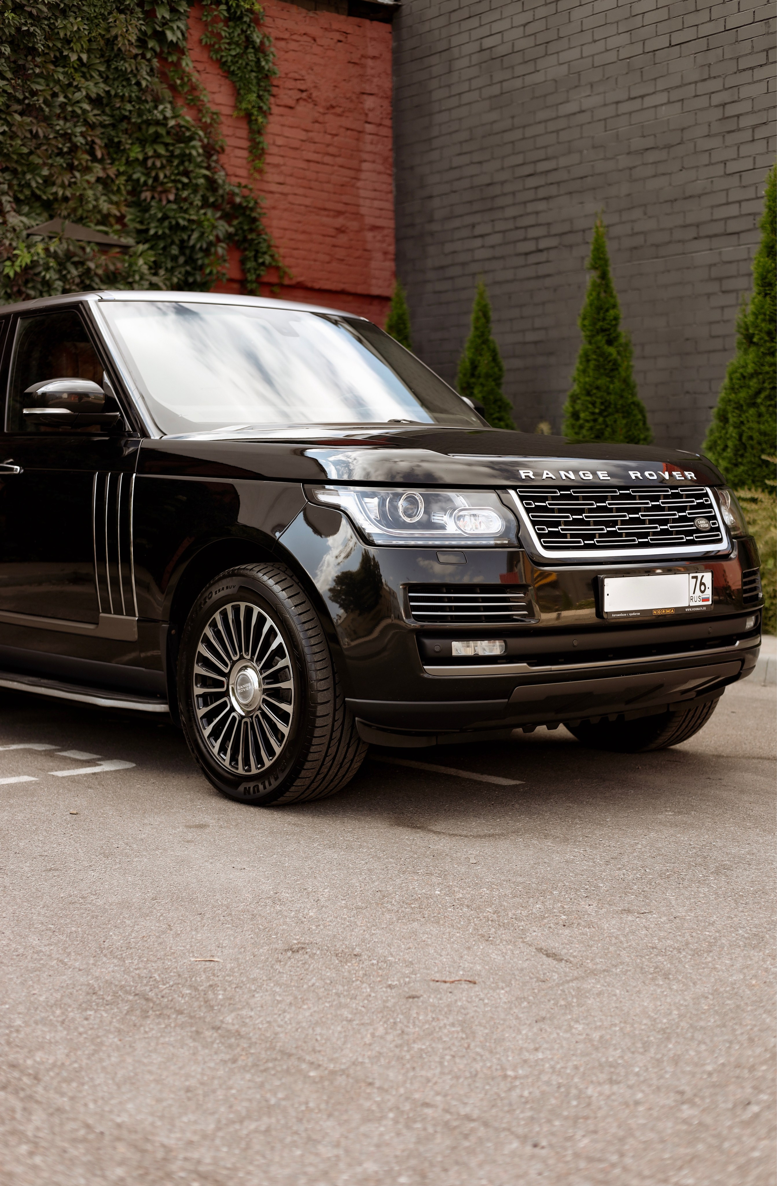 Range Rover. Photographer Tatiana Ivanova in Yaroslavl