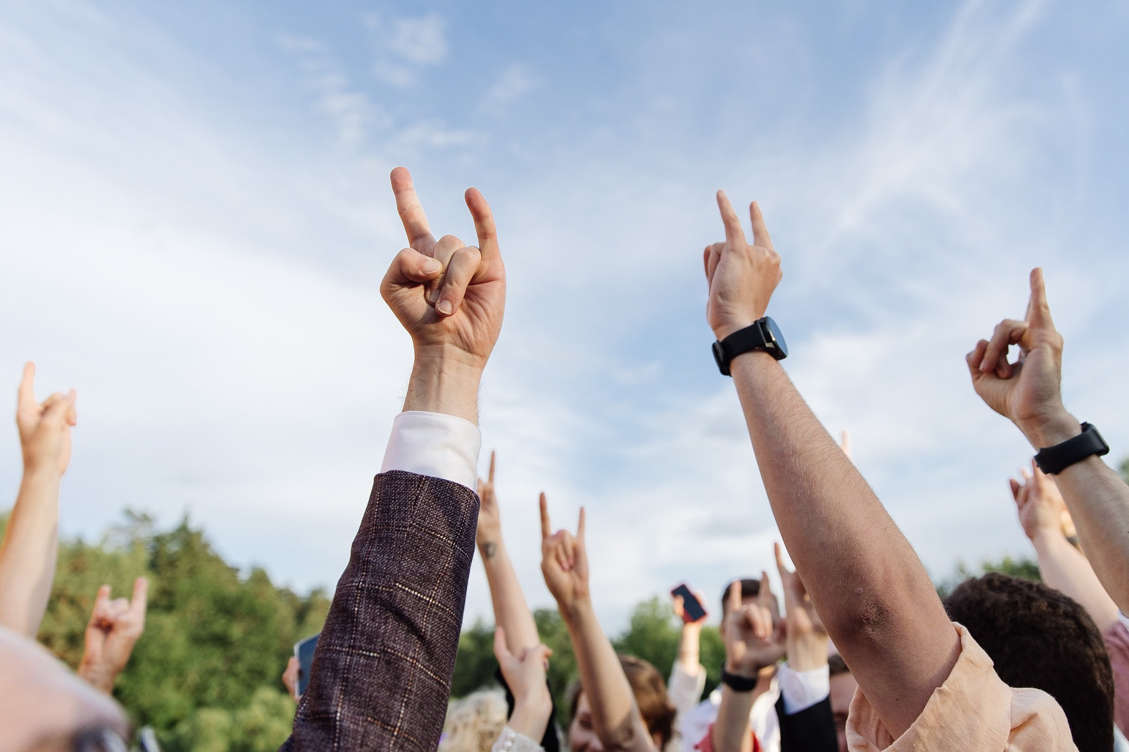 HOLDING_OUT_OF_THE_HERO. Wedding photographer in Europe