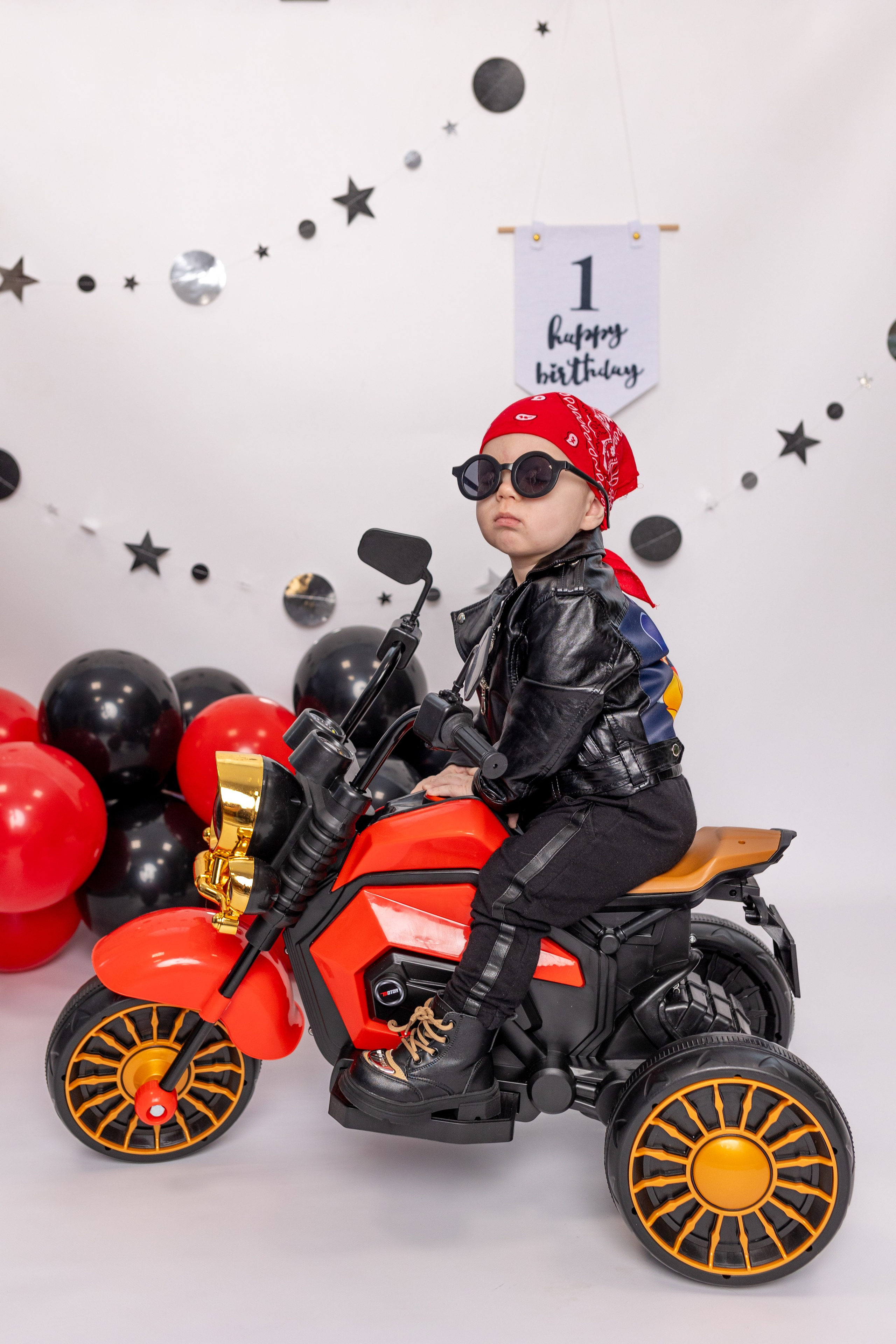 Фотозона с мотоциклом. Фотограф новорожденных. Детский и семейный фотограф Марьяна Юдина