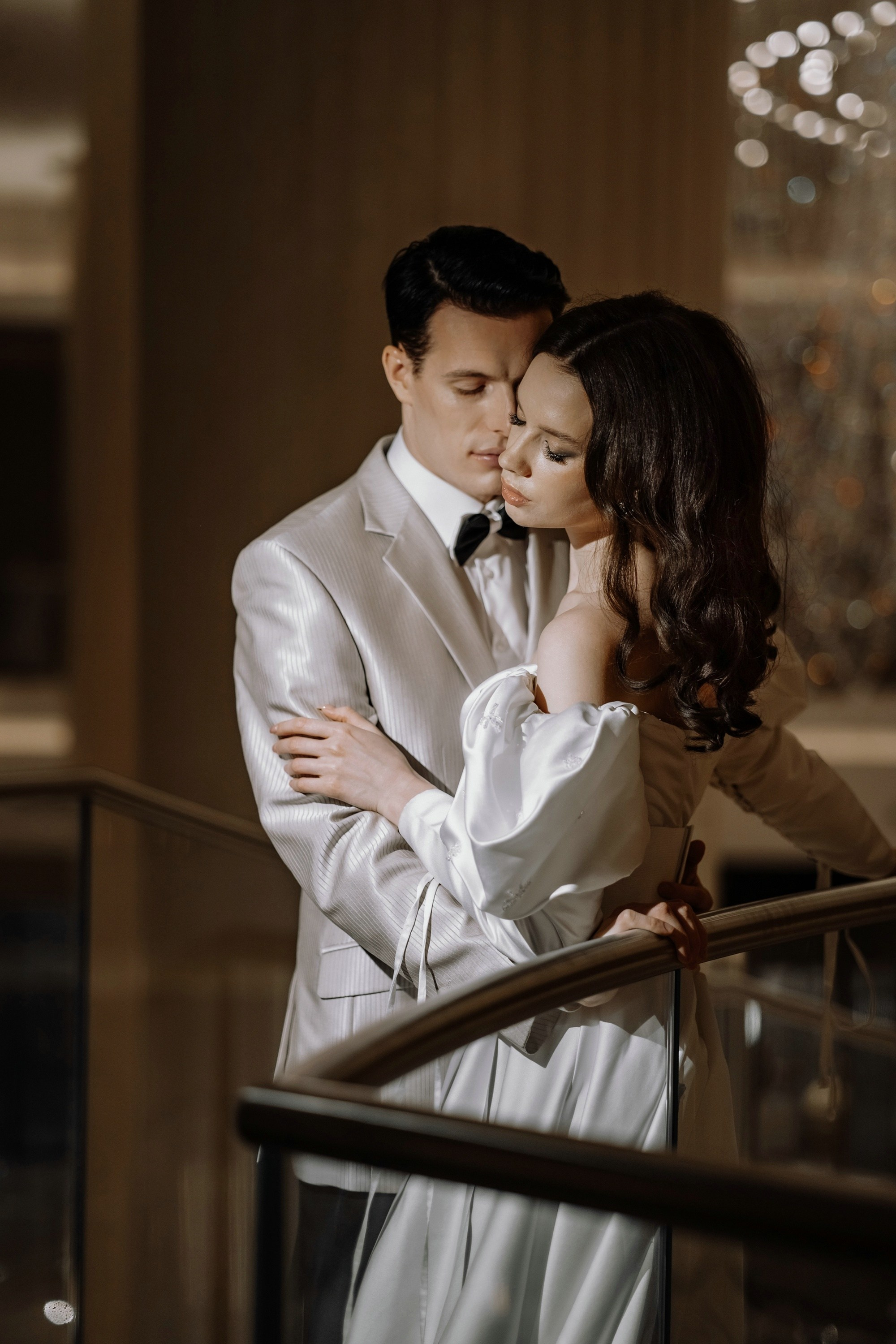 Фотосессия свадьбы на лестнице в Hyatt Regency Moscow Petrovsky Park. Свадебный и семейный фотограф в Москве Светлана Зоткина