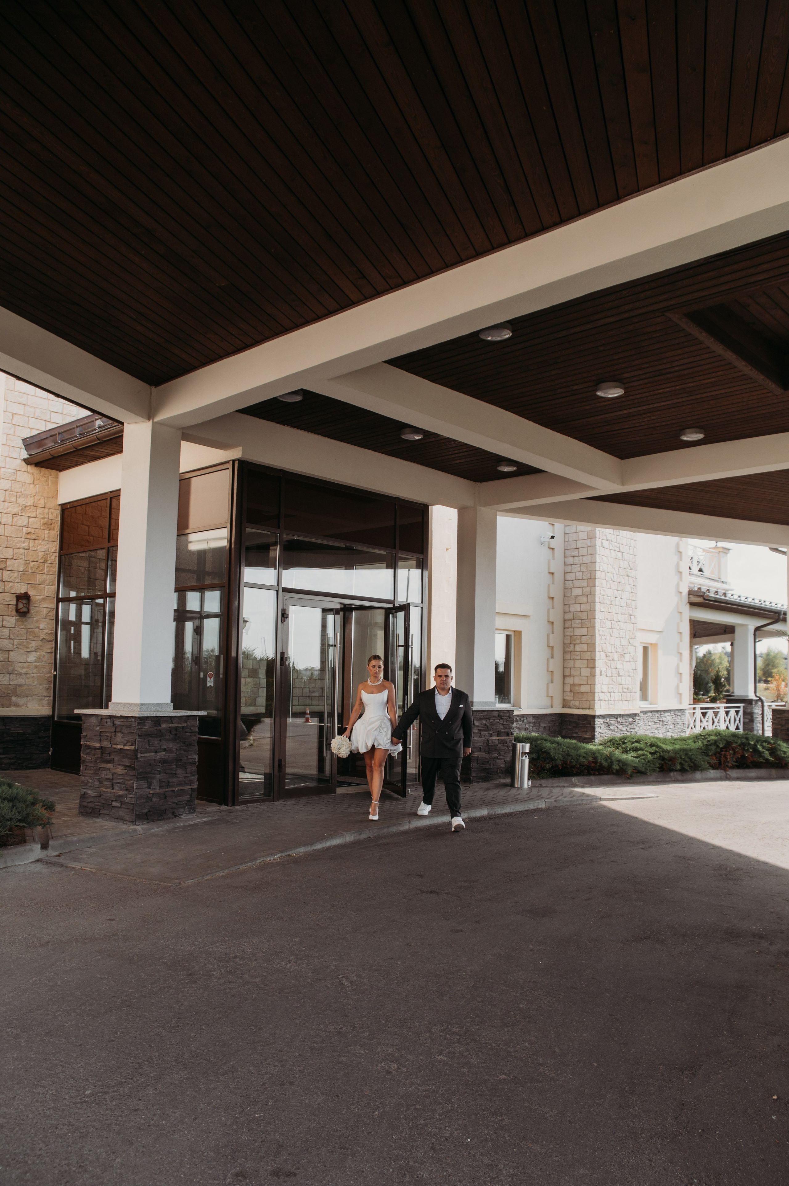 Свадебная фотосессия в Завидово гольф поле с утром невесты и красивым свадебным банкетом. Свадебный фотограф в Твери, Москве и Санкт-Петербурге Денисова Екатерина