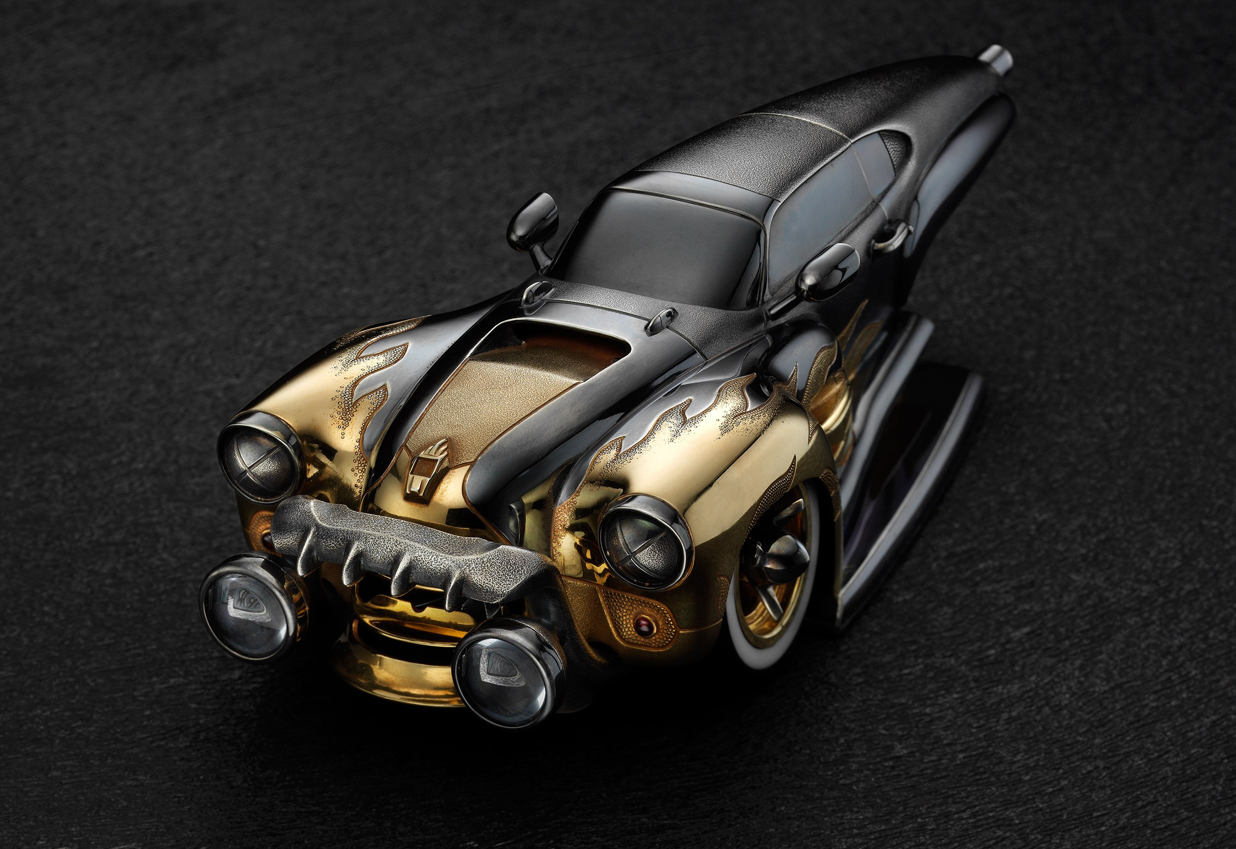 Изделия из драгоценных металлов. Предметная фотосъемка антиквариата, ювелирных украшений, камнерезных изделий, картин, предметов искусства и коллекционных предметов