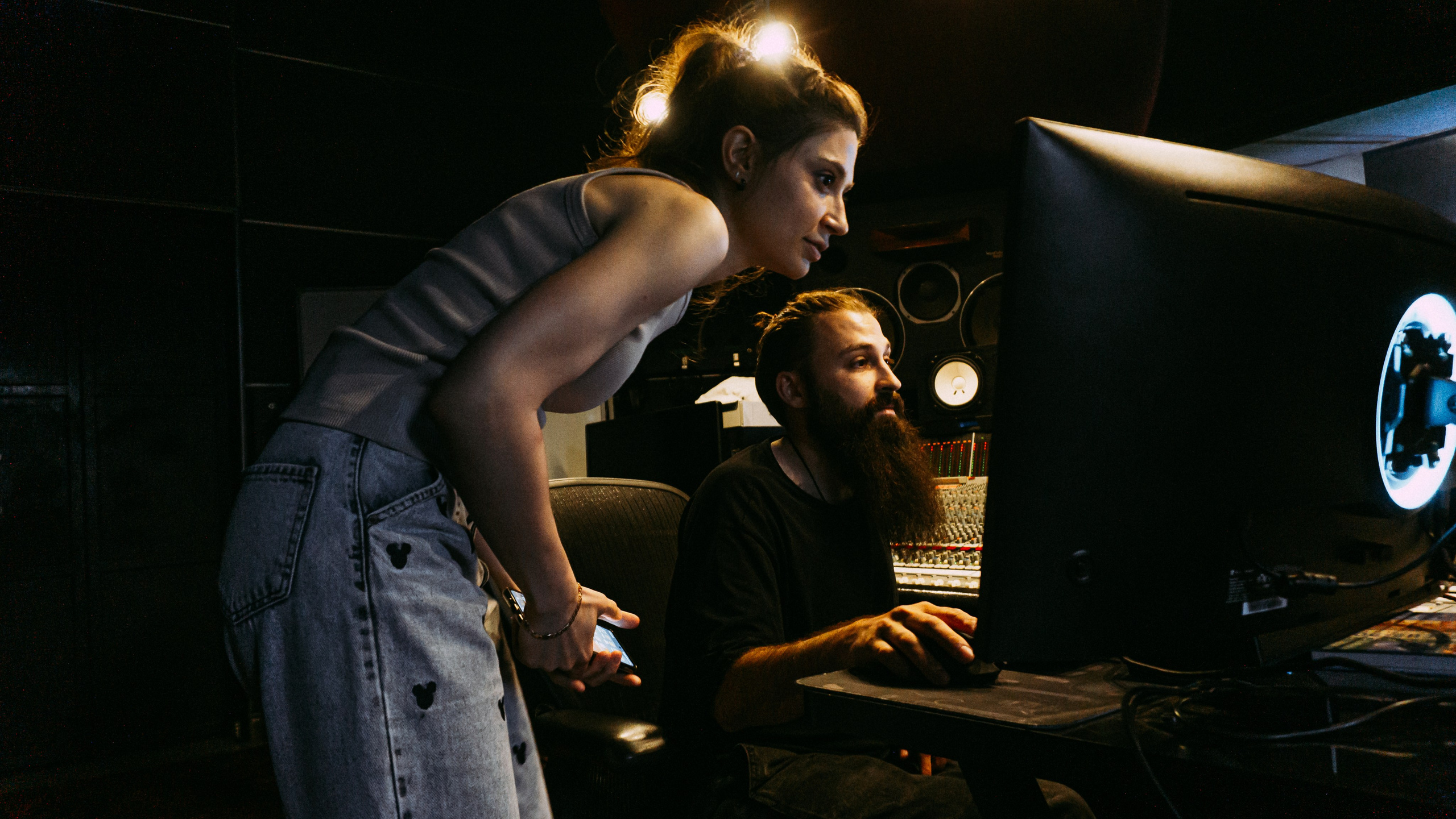 профессиональная фотосъемка музыкантов в студии звукозаписи, процесс звукозаписи