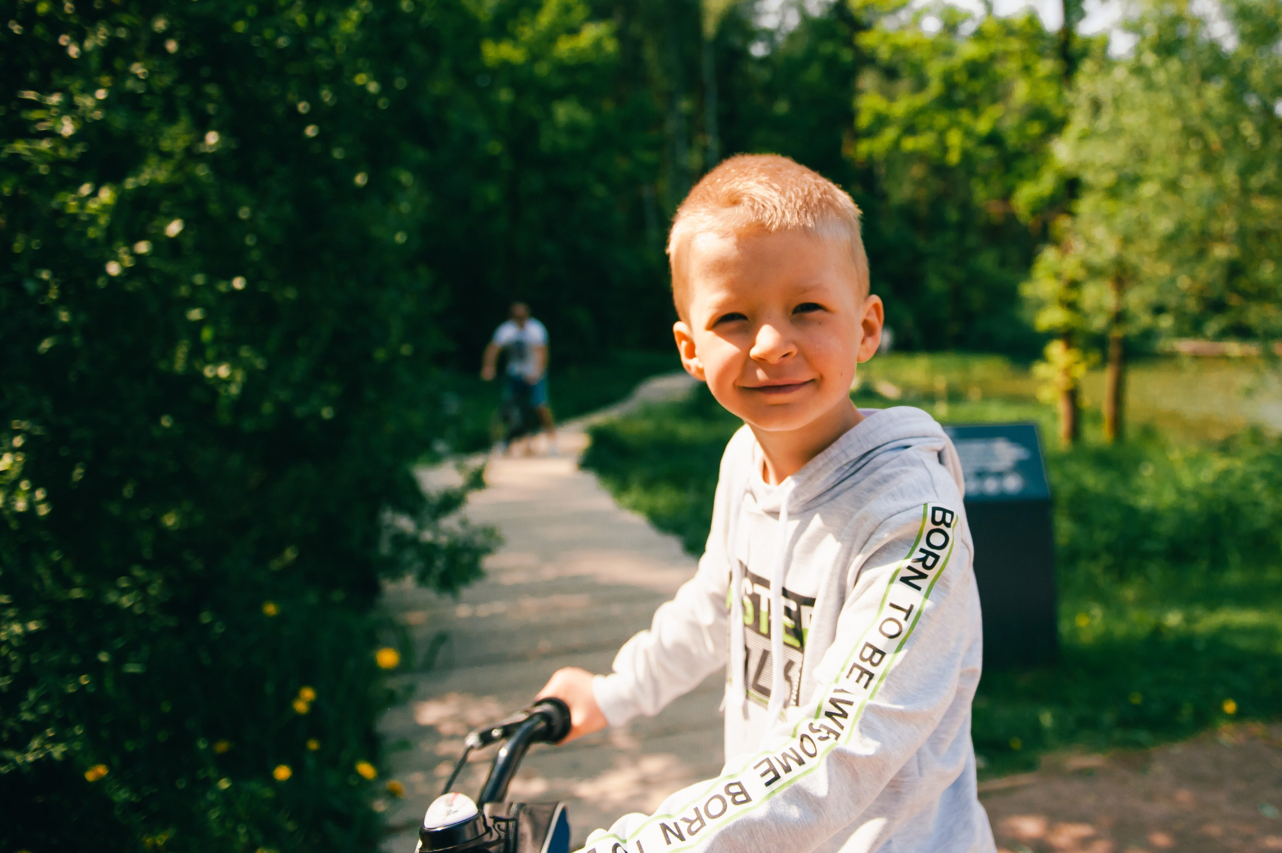 портрет мальчика, семейная фотосессия на природе, фотосессия в парке, живые эмоции