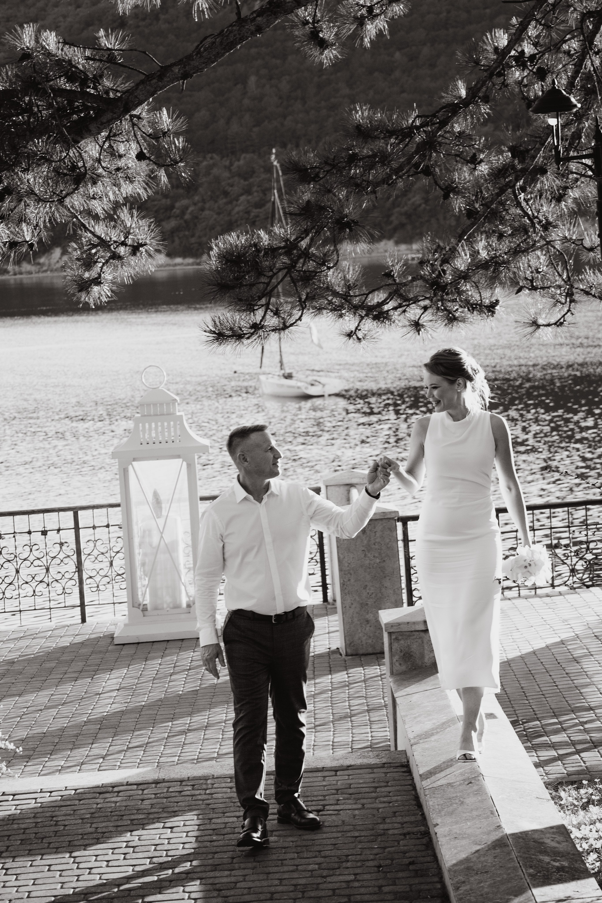 Свадебный портрет в тени старых деревьев парка Абрау-Дюрсо