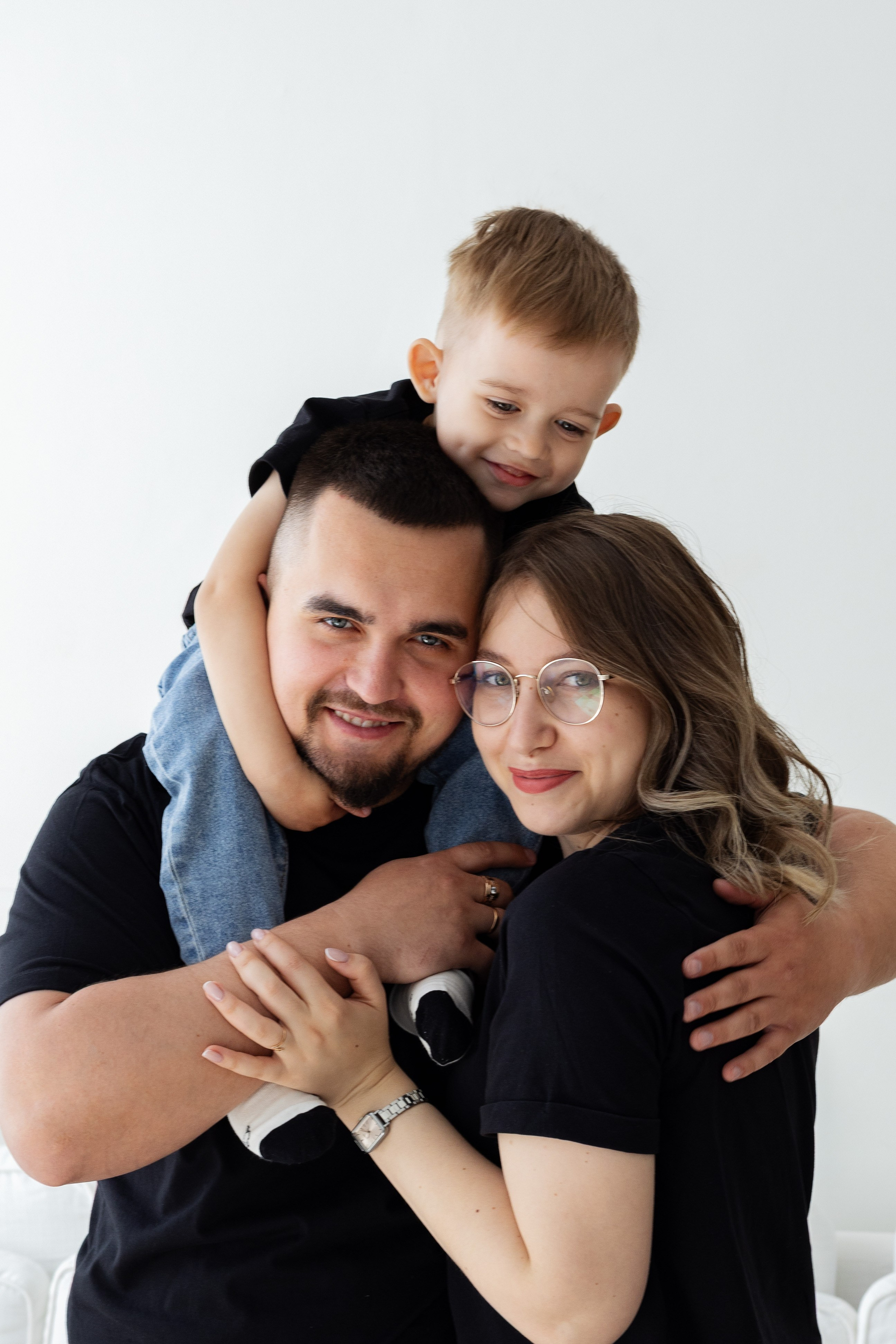 Семейная фотосессия в студии (Михаил, Крестина и Макар). Женский фотограф в Орске Новотроицке Динара Долганова