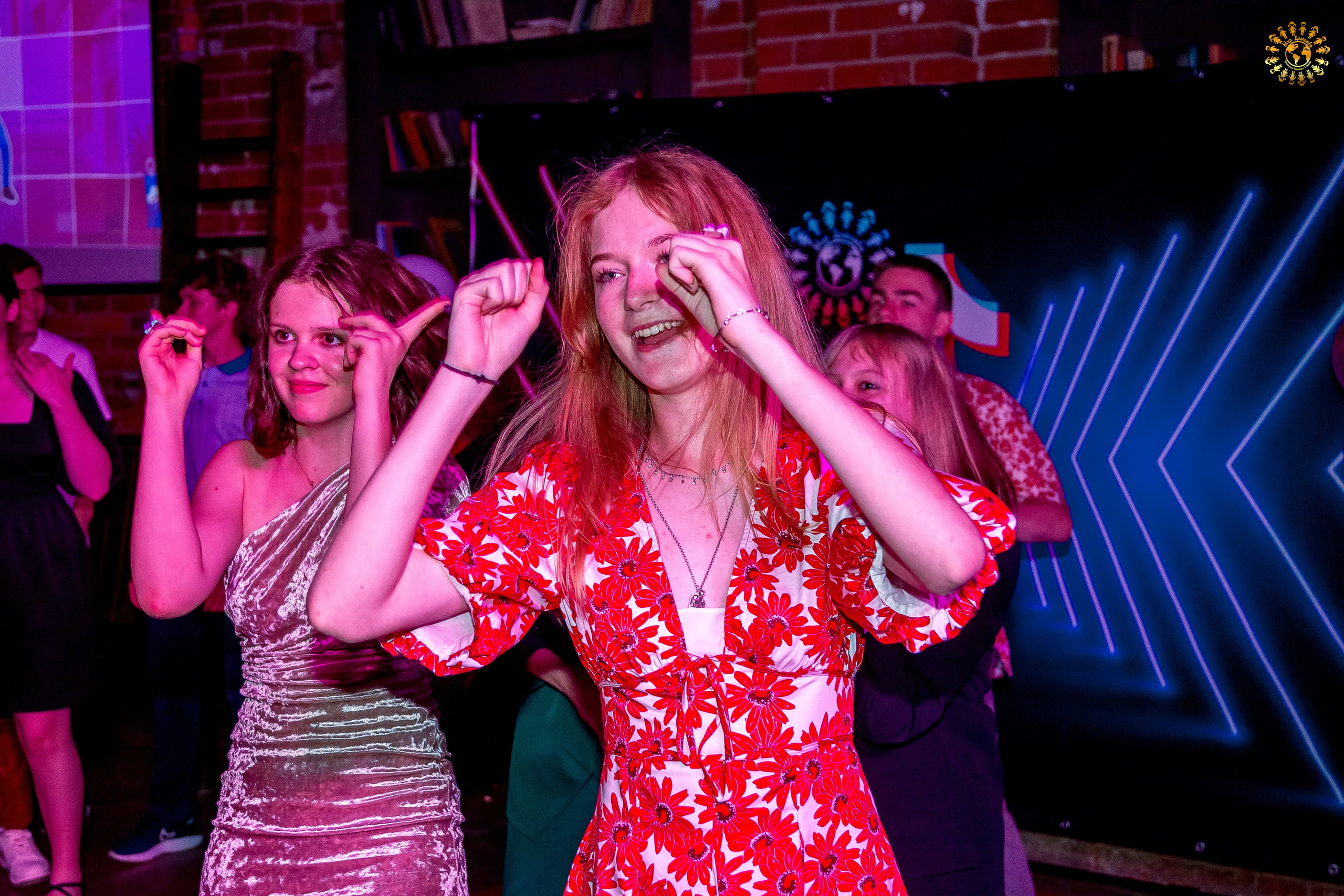 Выпускной 2023 (Школа 548; 9 Ж класс) AG Loft «Библиотека», Москва. Репортажная съемка в Москве и области. Анималистика