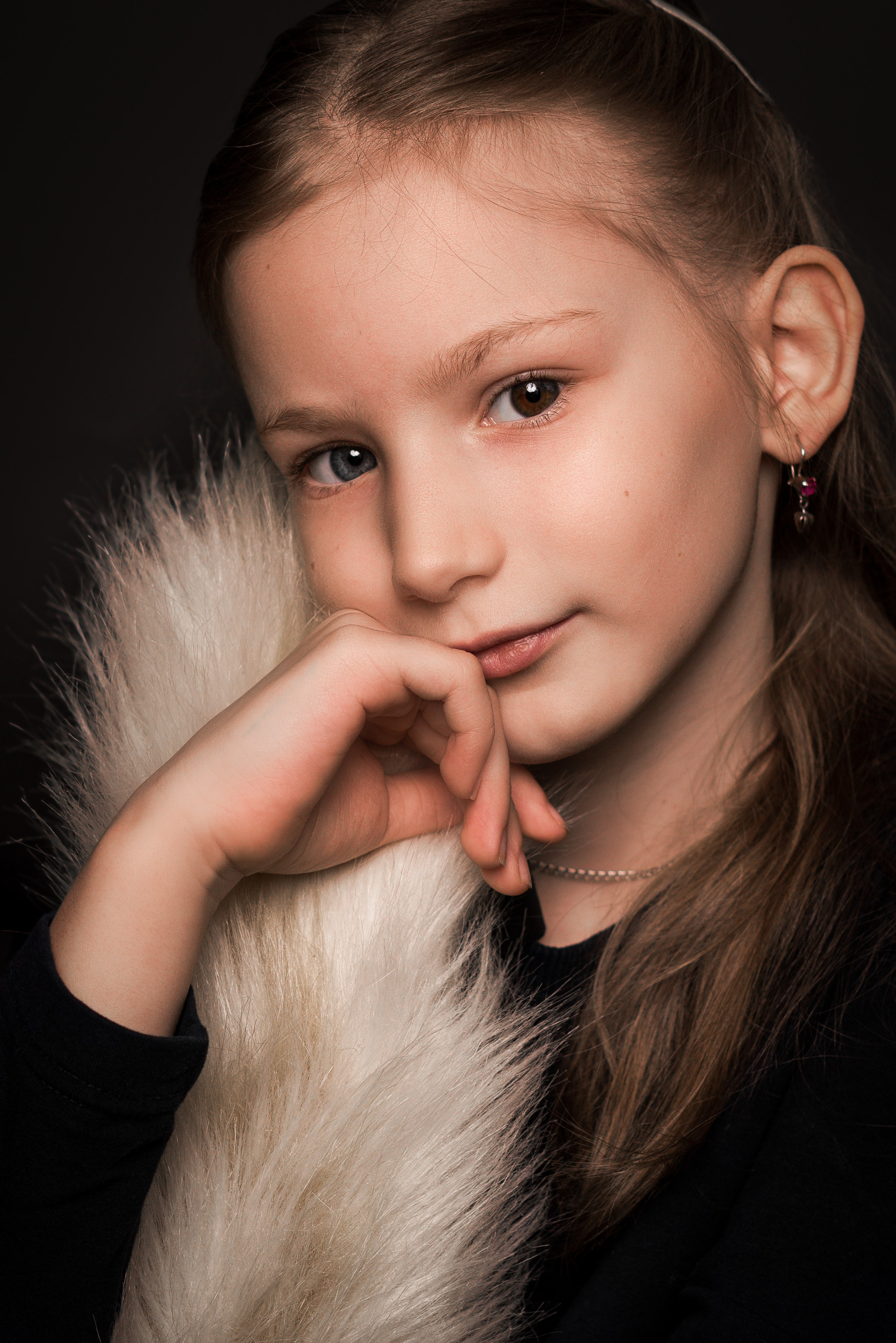 Детский сад, портреты на чёрном фоне. Фотограф Шунова Саша