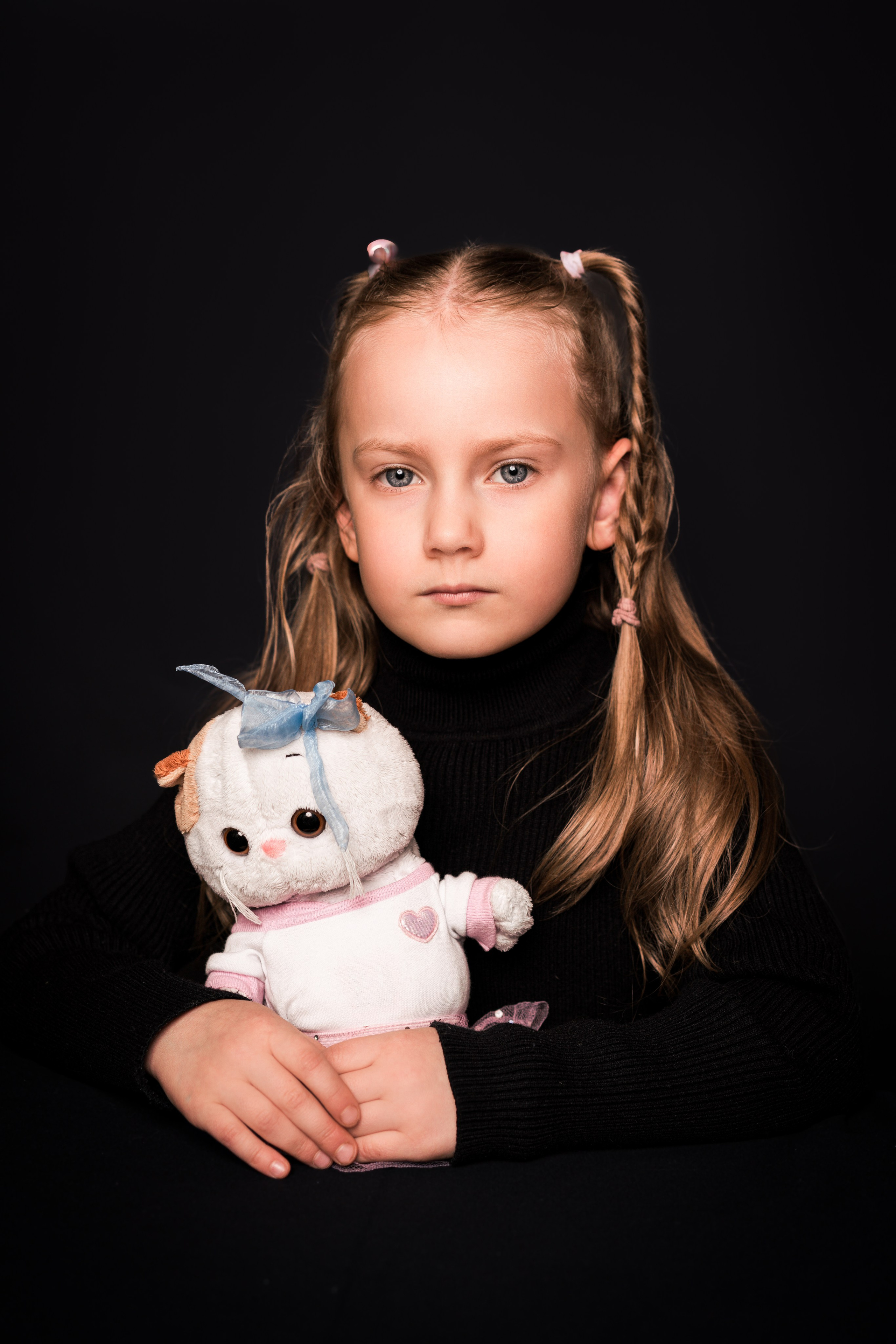 Детский сад, портреты на чёрном фоне. Фотограф Шунова Саша