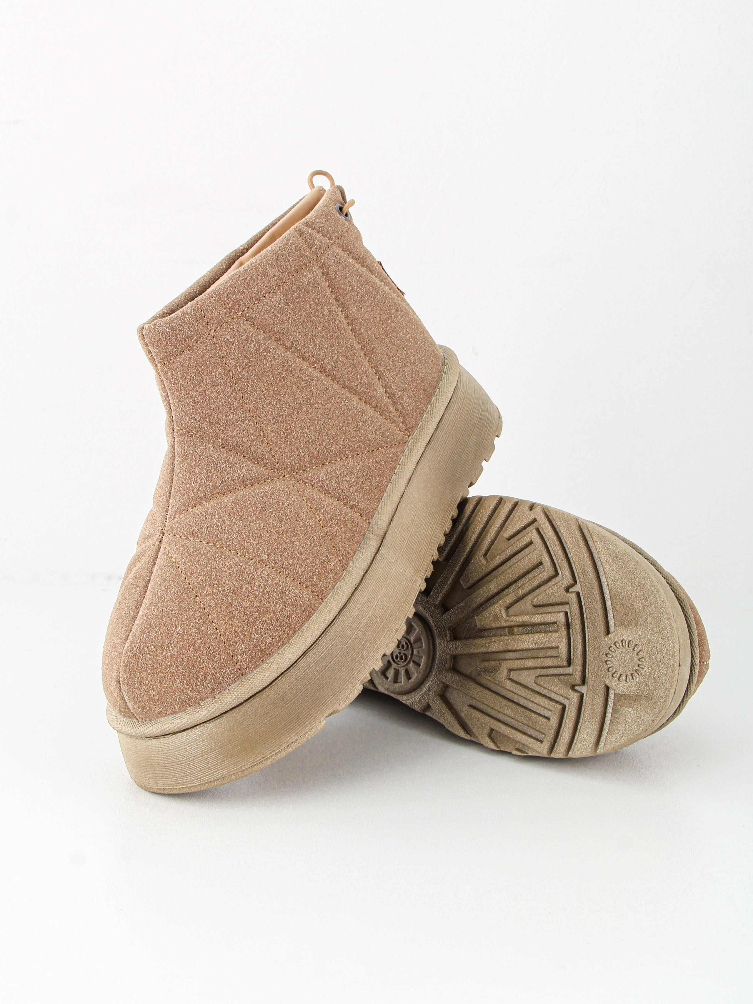 Профессиональная каталожная фотография обуви на белом фоне для сайта и маркетплейсов | Предметный фотограф СПб