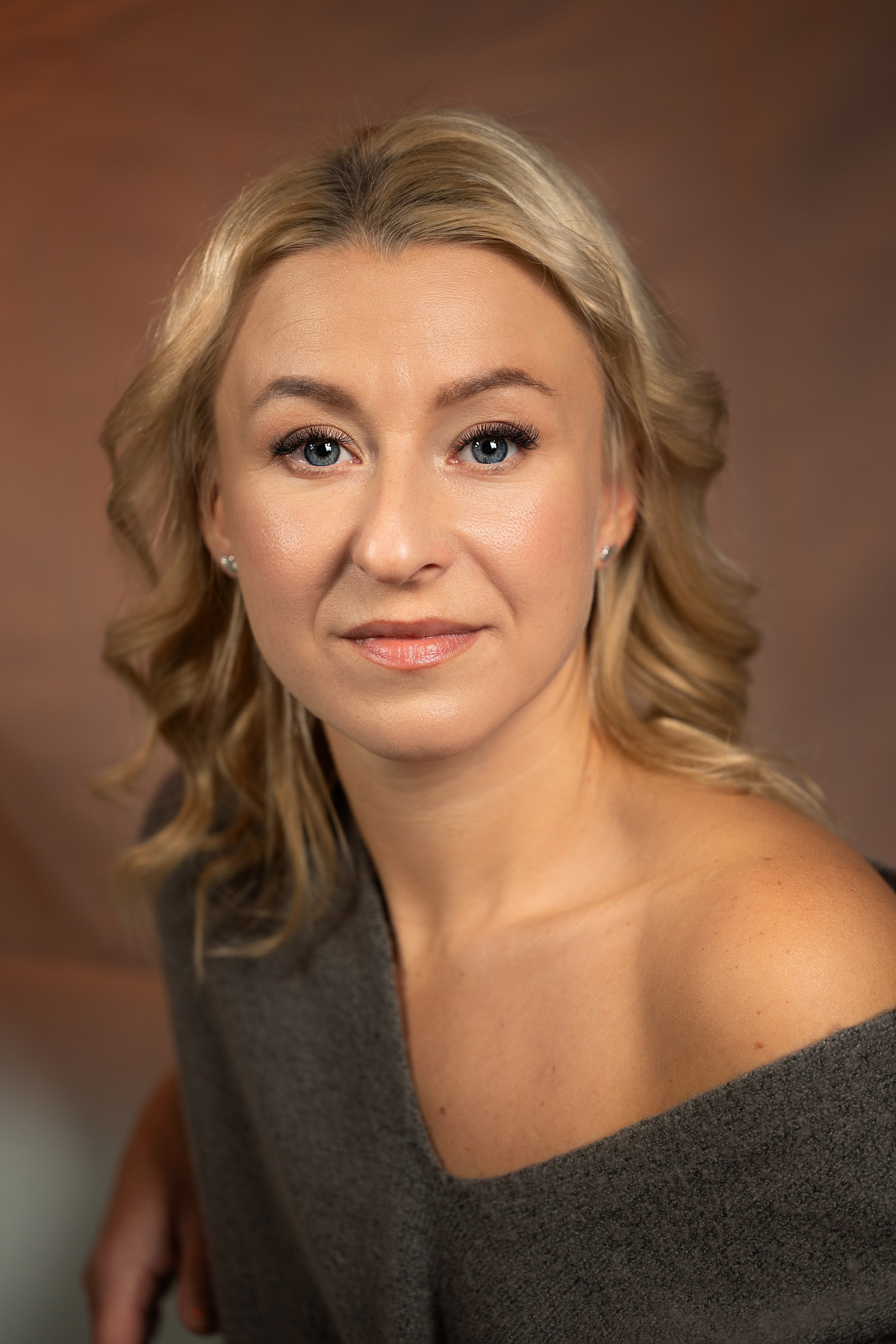 Фотосессия девушки на диване с чашкой кофе