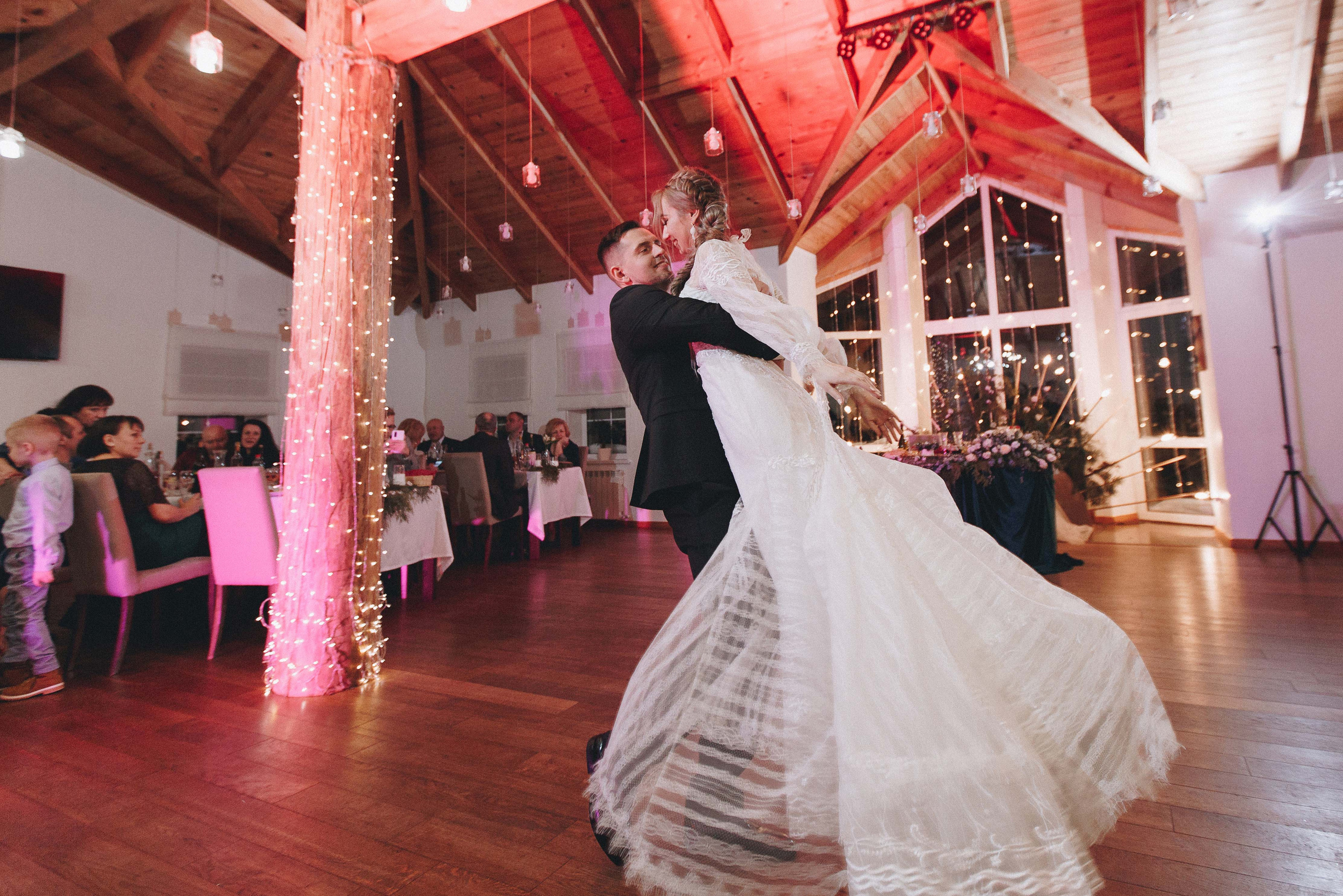 Зимняя свадебная фото и видео съёмка в Гомеле в усадьбе Хорошее место. Свадебный семейный фотограф и видеограф Гомель Минск Беларусь Европа