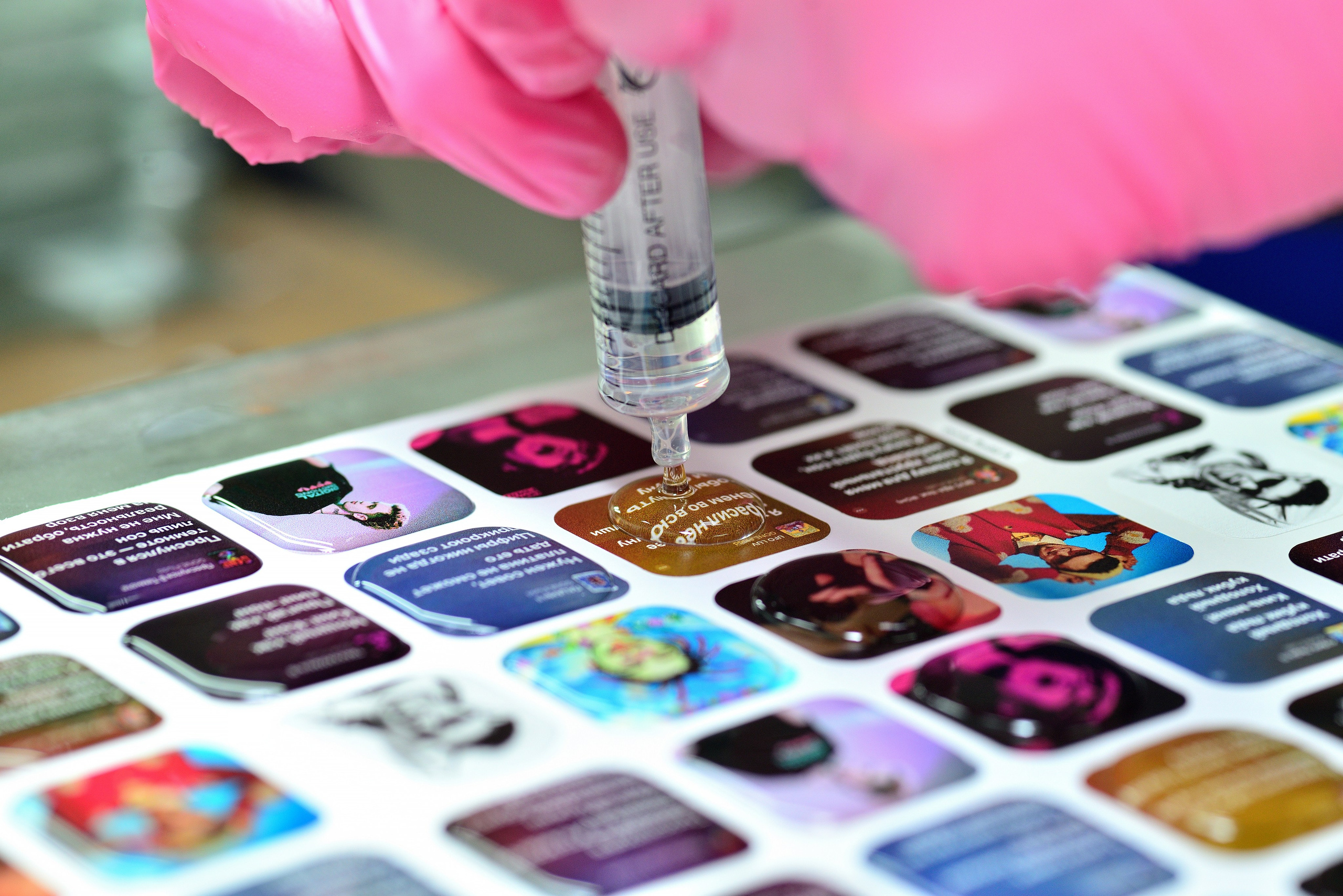 Производство 3D стикеров. Фотограф Сергей Сергеев