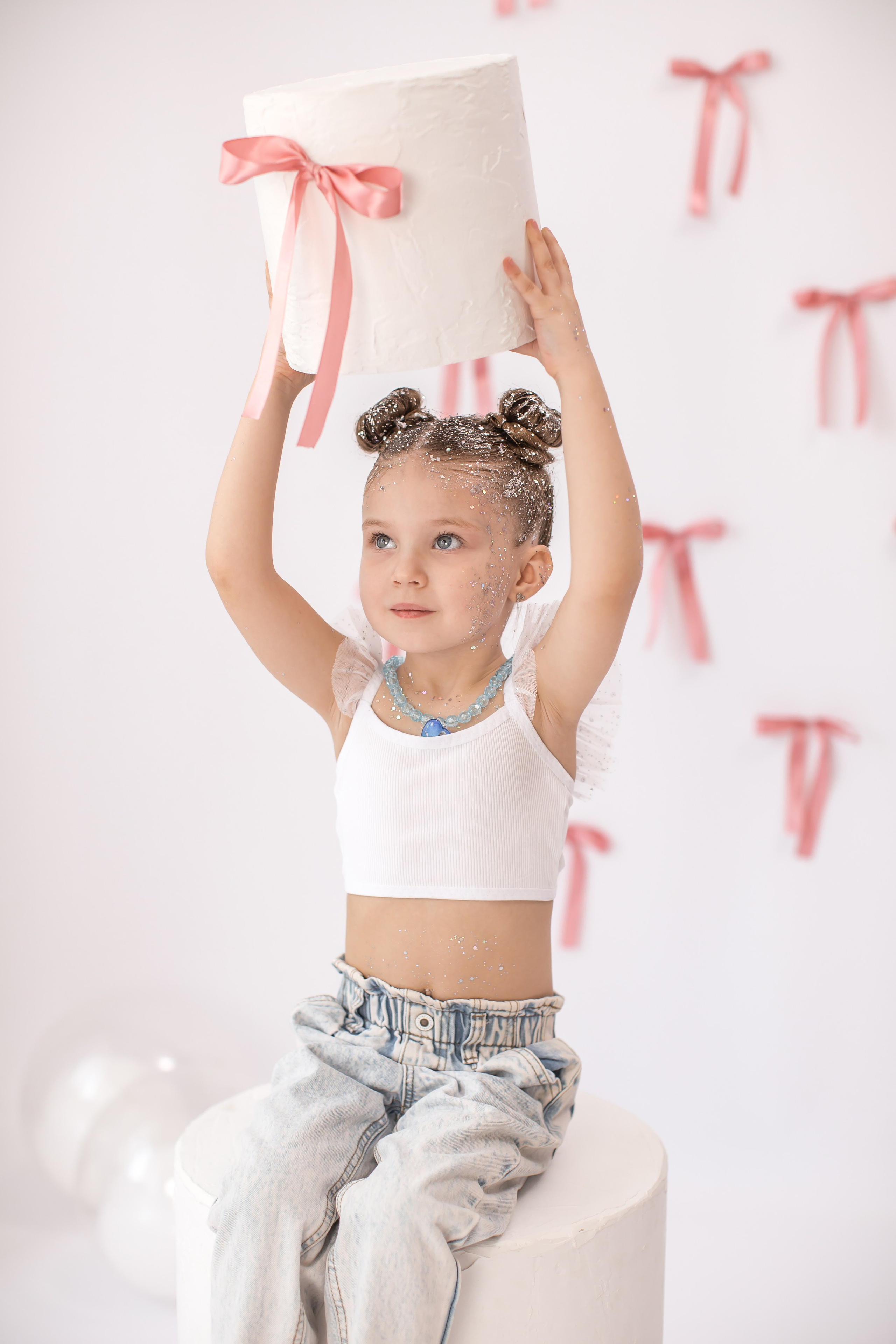 День рождение от 4 до 18 лет (на белом фоне). Детский семейный фотограф на первый годик город Новосибирск Дымова Светлана пакеты всё включено 1-3 года