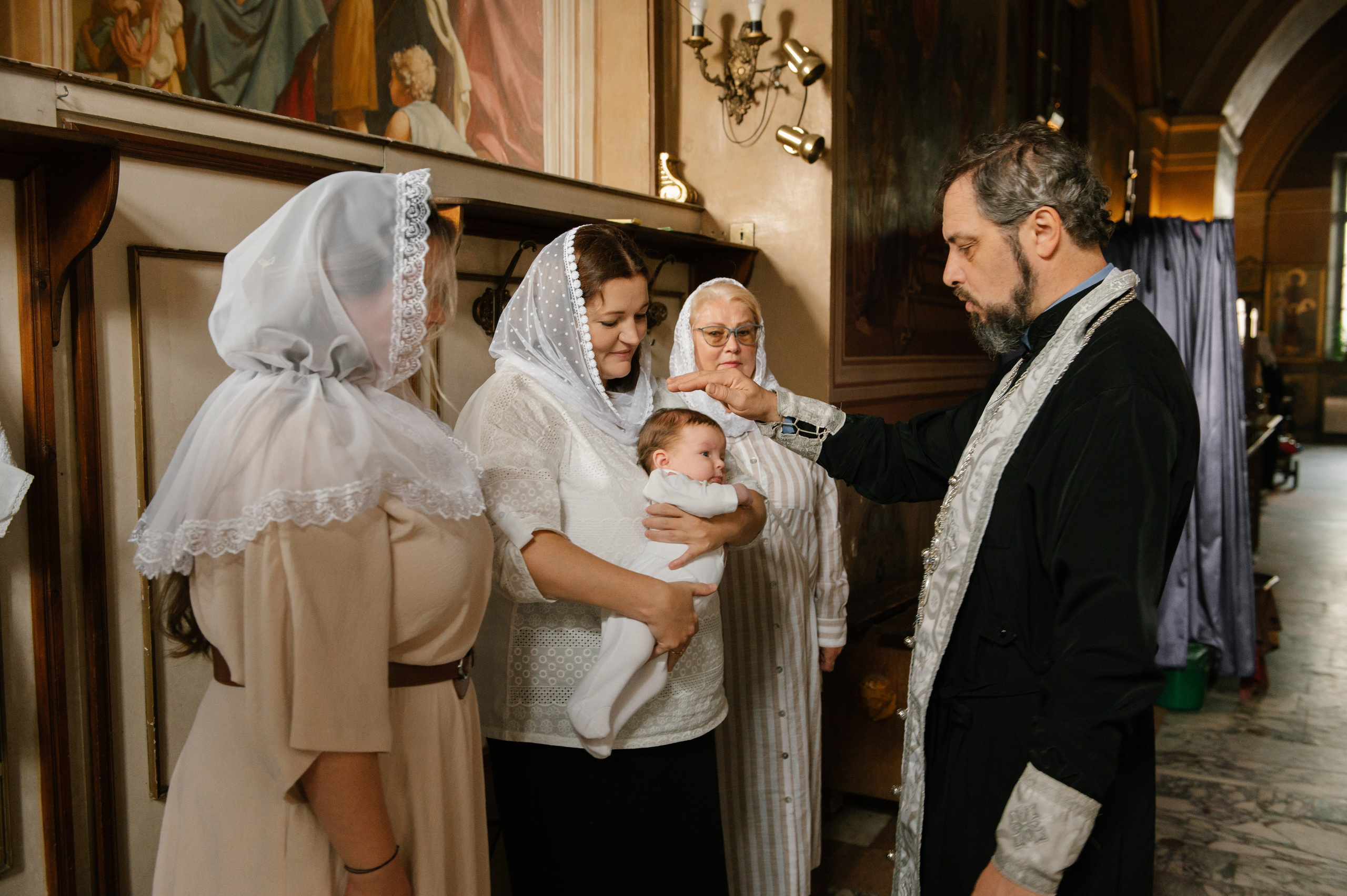 Фотограф на крещение. Фотосессия таинства крещения. Храм Воскресения Словущего в Даниловской Слободе. Семейный и свадебный фотограф в Москве Татьяна Николаева