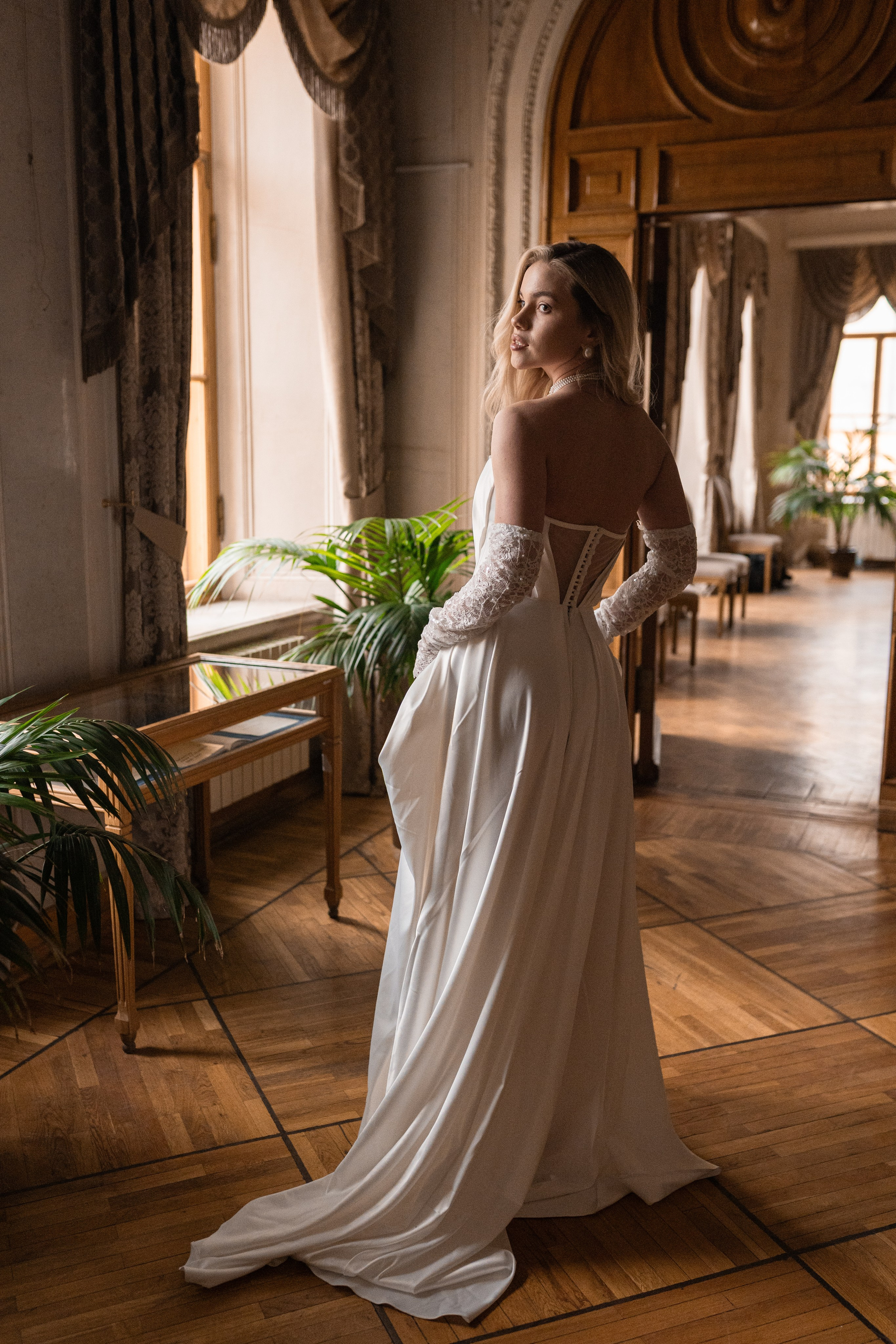 Свадебная фотосессия в Пушкинской библиотеке. Свадебный фотограф в Москве Анна Полушина