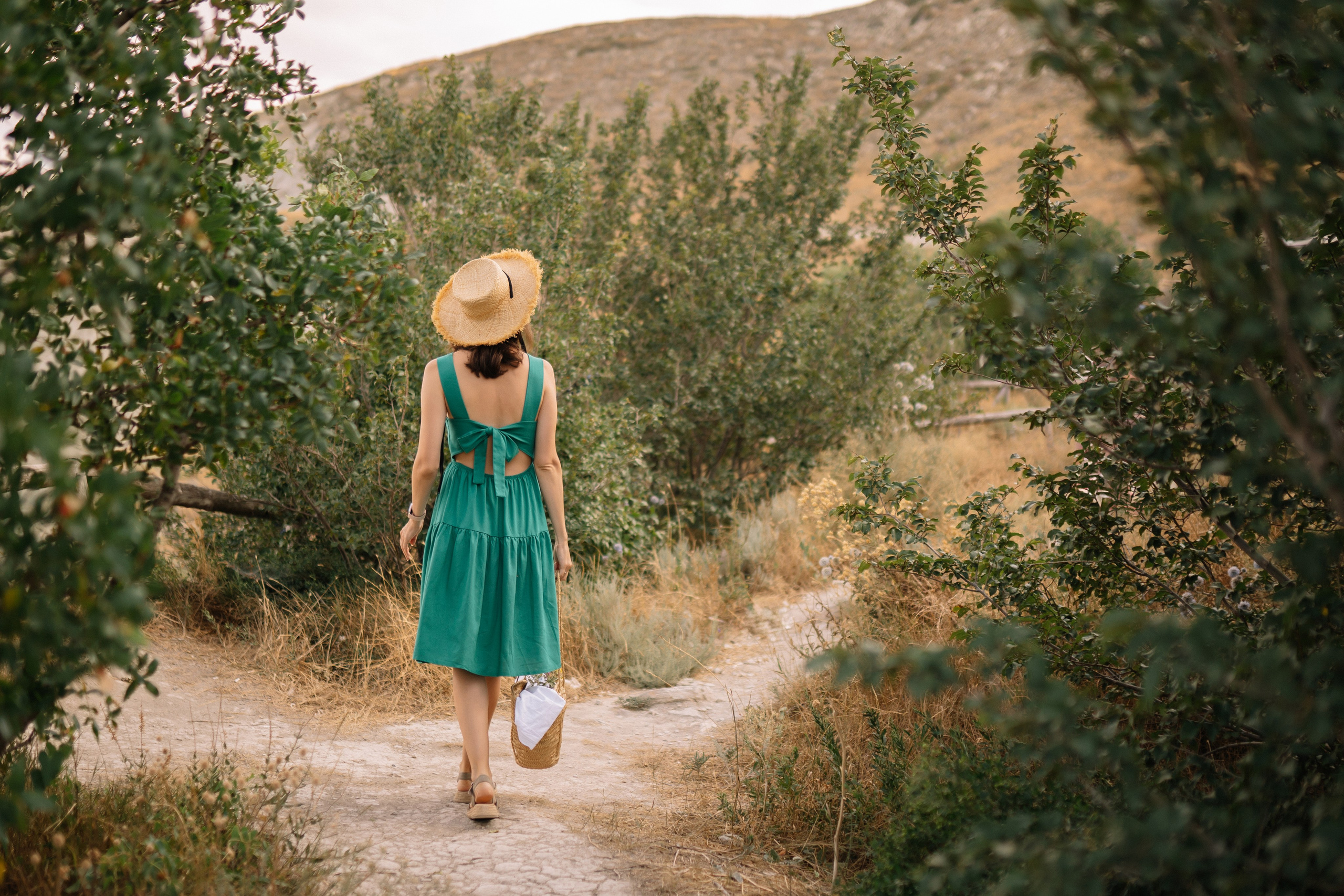 Фотограф в Анапе создал кадр-метафору: родители "держат" закатное солнце, а дети тянутся к свету