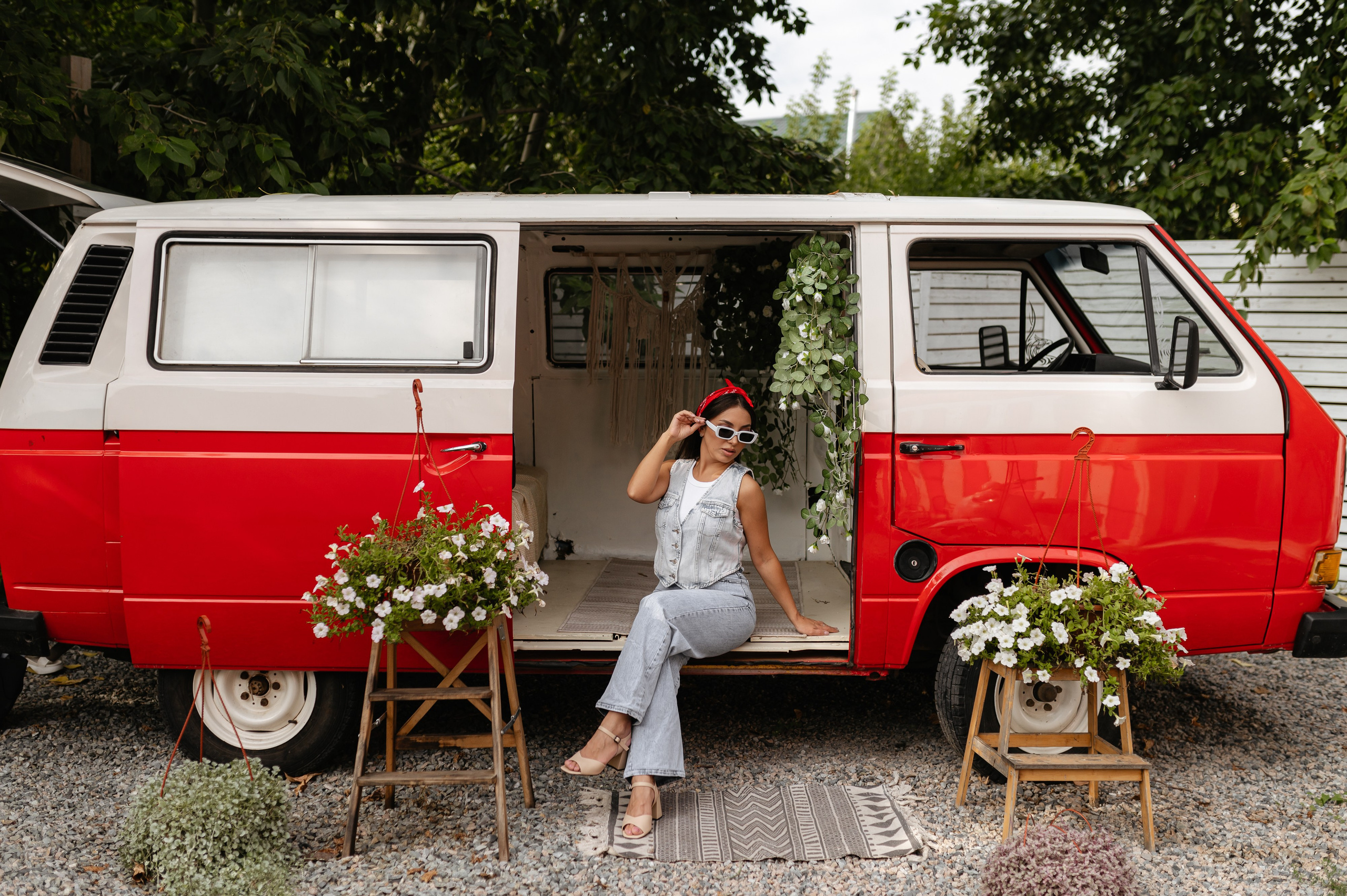 С красным минивэном. Главная