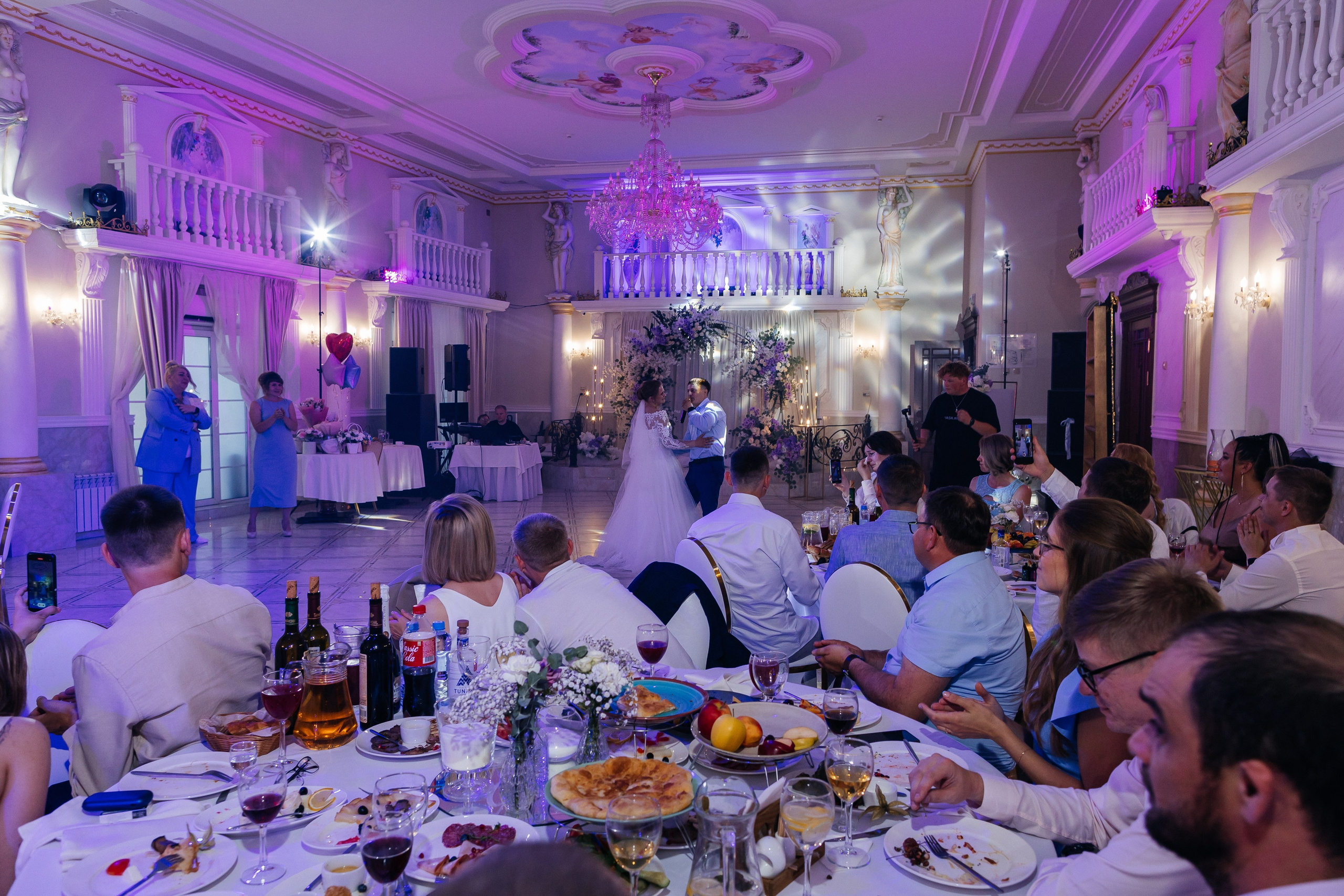 Трогательная выездная церемония в уютном ресторане. Олег Сверчков | Свадебный фотограф Вологда