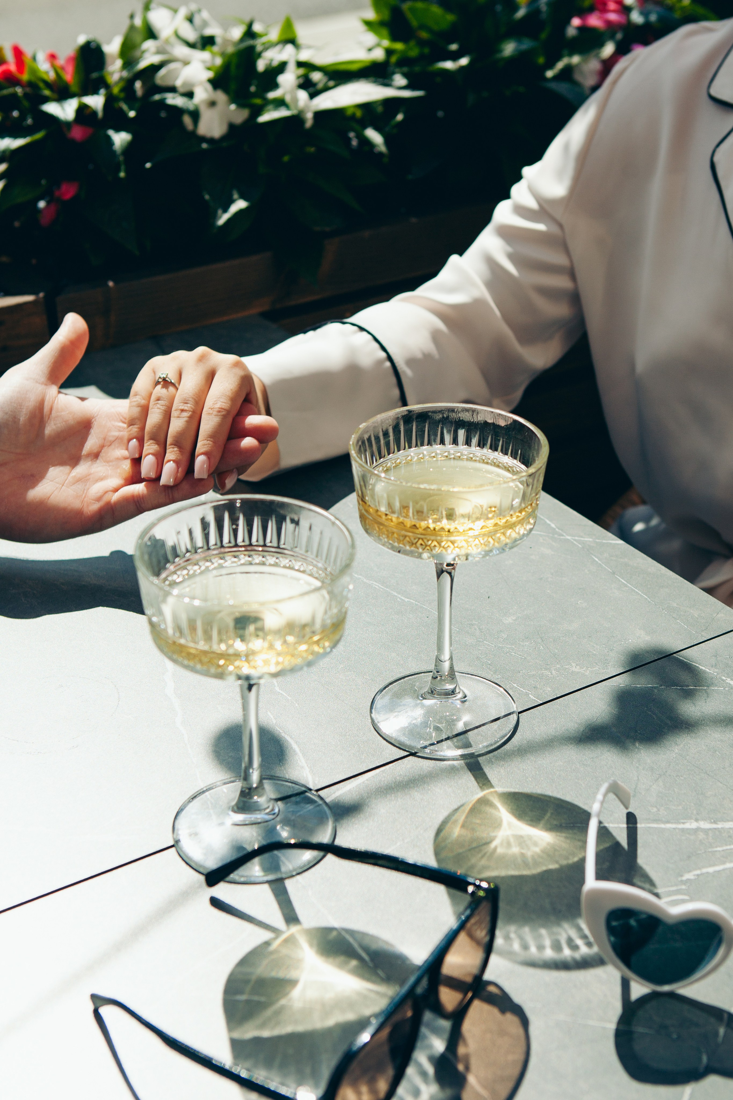 шампанское и молодожены