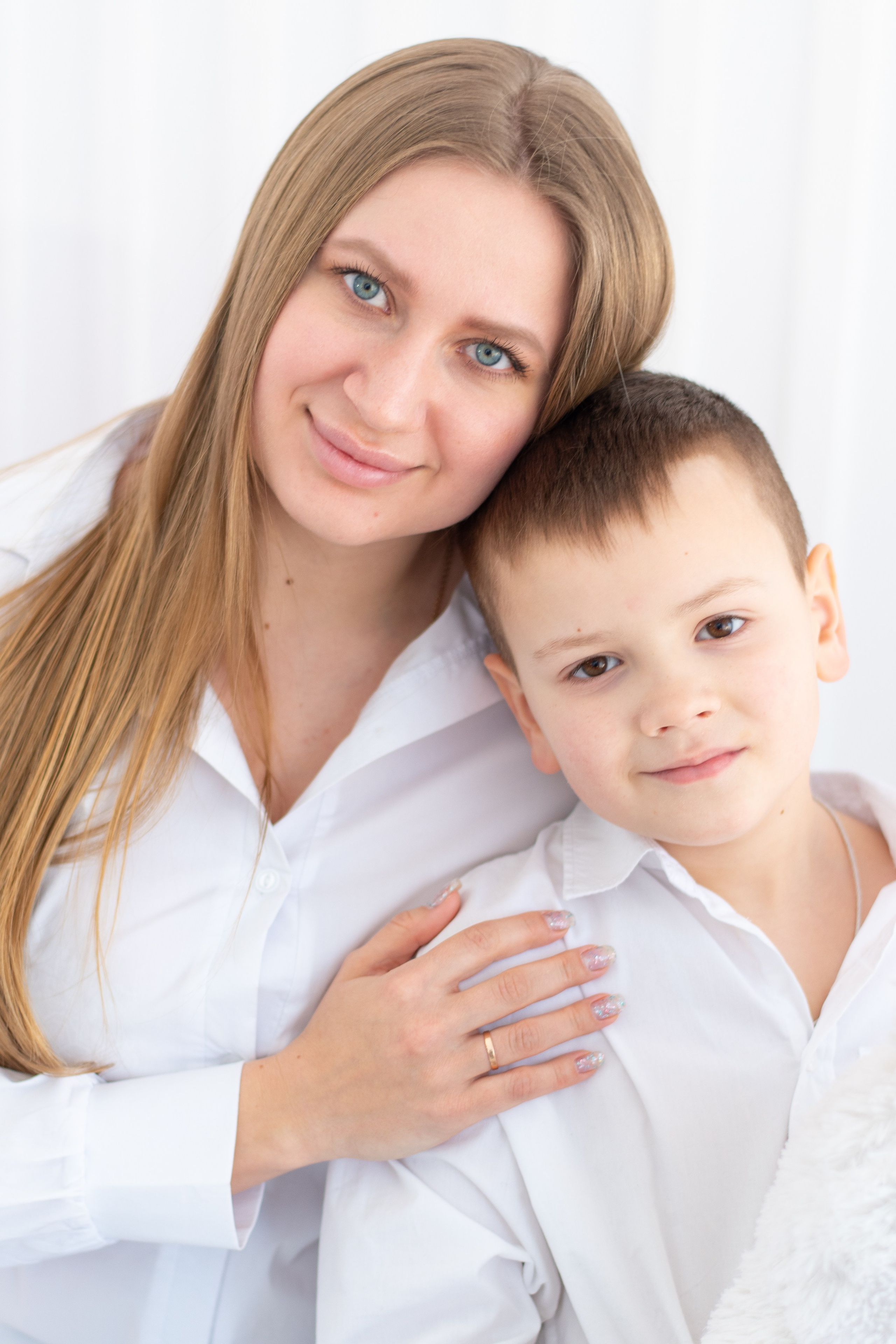Оксана с семьей. Студийная съемка. Екатерина Бикбаева фотограф, видеограф, медиа-продюсер