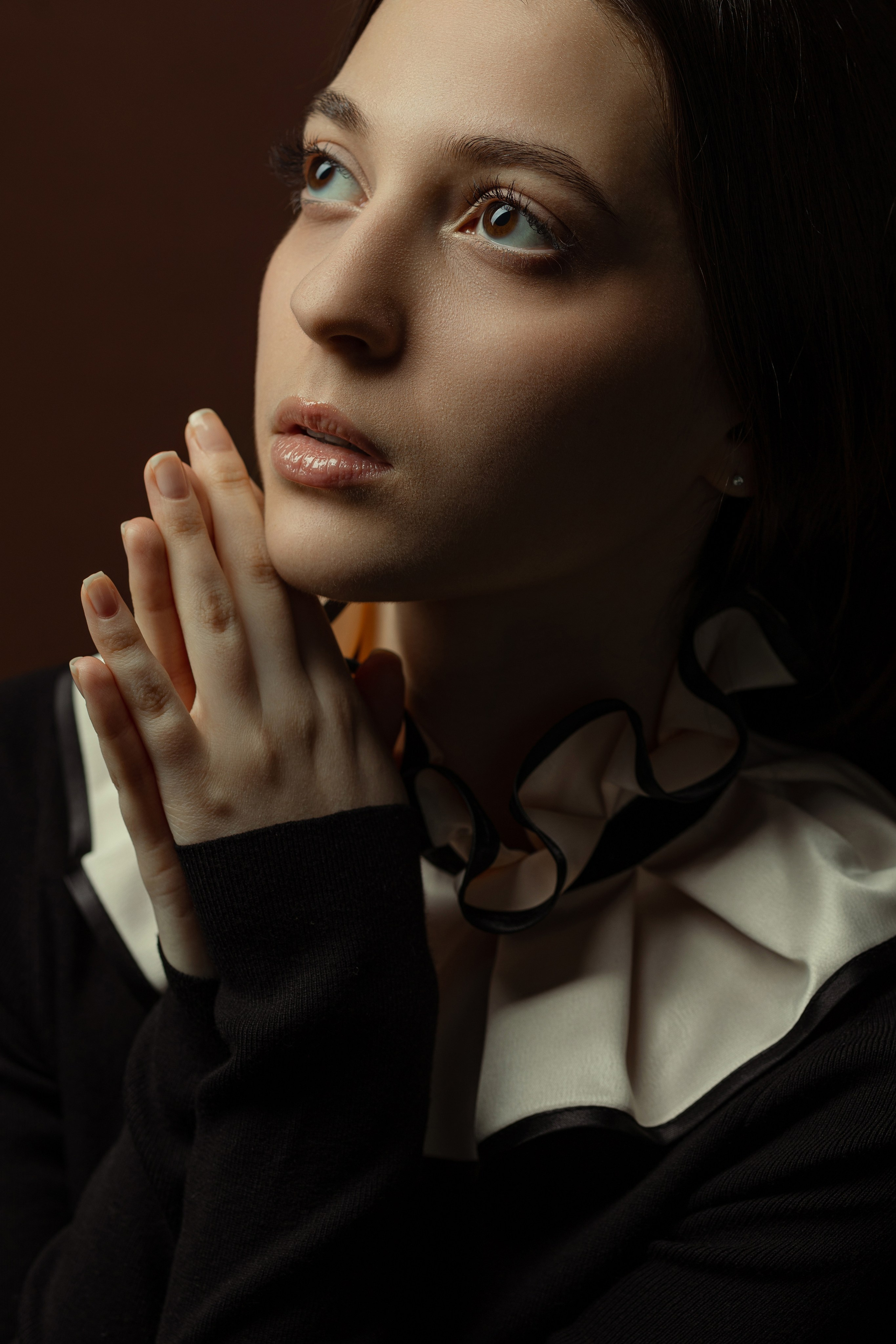 Тёмный Портрет девушки в готическом стиле