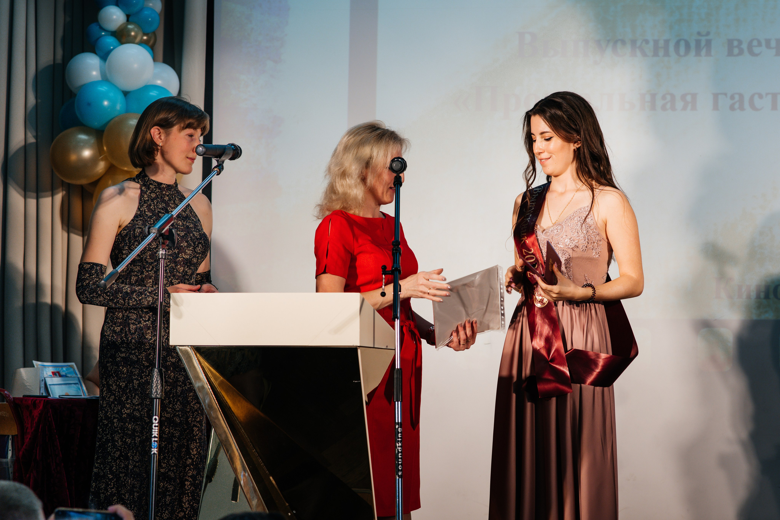 Вручение аттестатов. Выпускные альбомы в Подольске Москве и МО