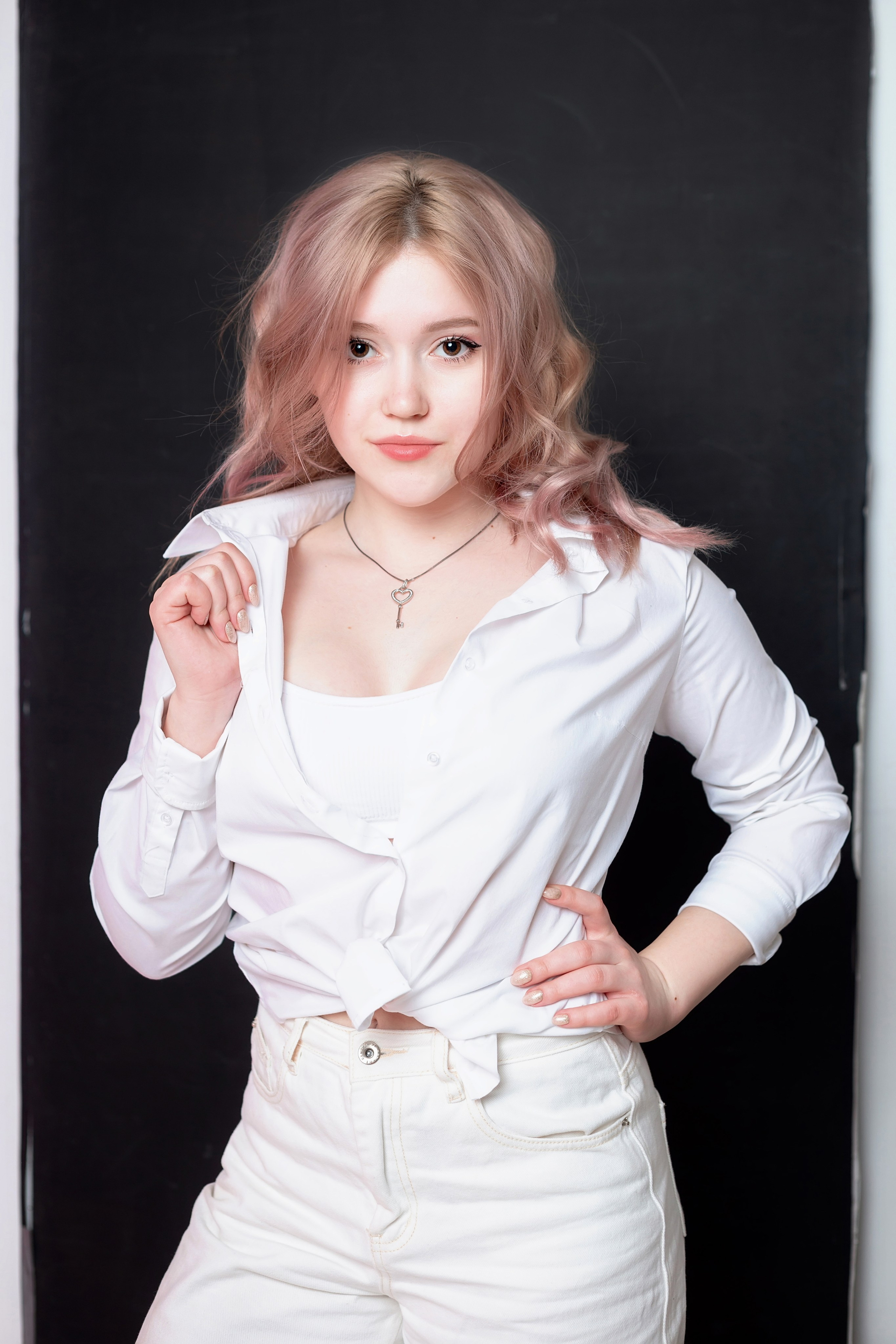 Яркая индивидуальная съемка в студии Санкт-Петербурга. Портретные фотосессии, контент-съемки, репортаж