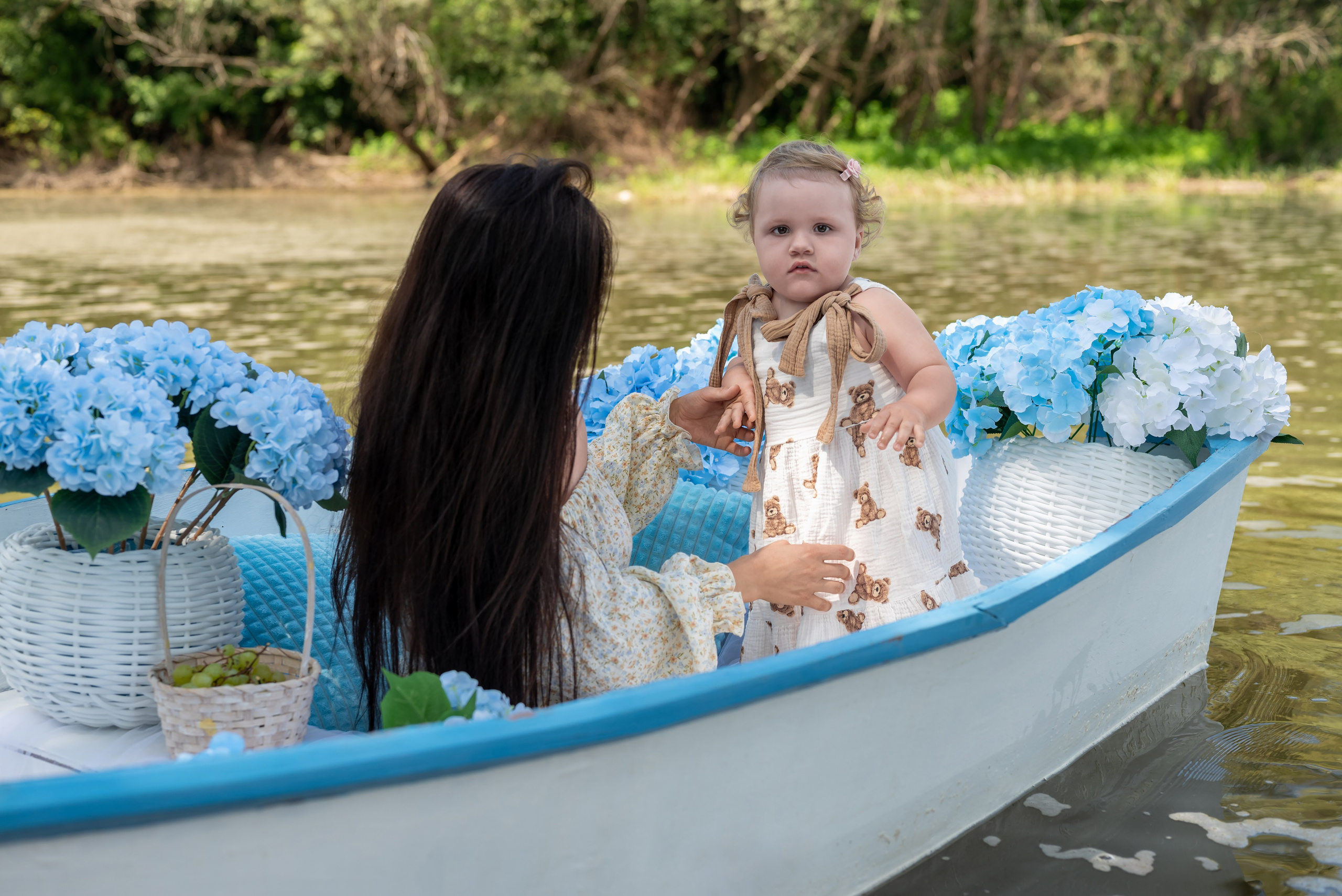 Фотопроект на лодке с голубыми гортензиями. Фотограф в городе Салават
