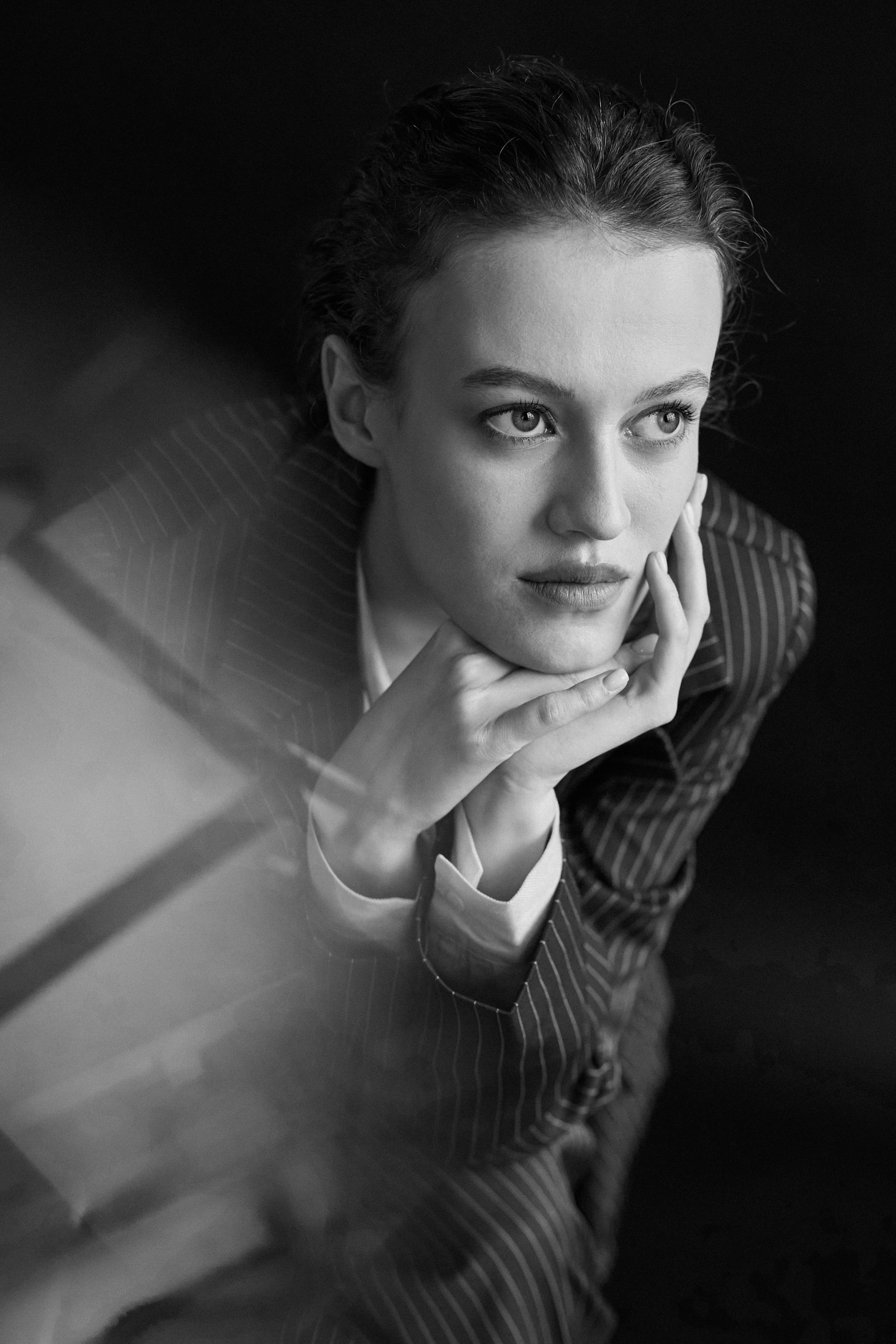 Фотограф в Москве. Студия. Студийный портрет. Девушка в пиджаке. Девушка на стуле на черном фоне. Красивая девушка в мужском костюме. Женский портрет. Черно-белое фото.