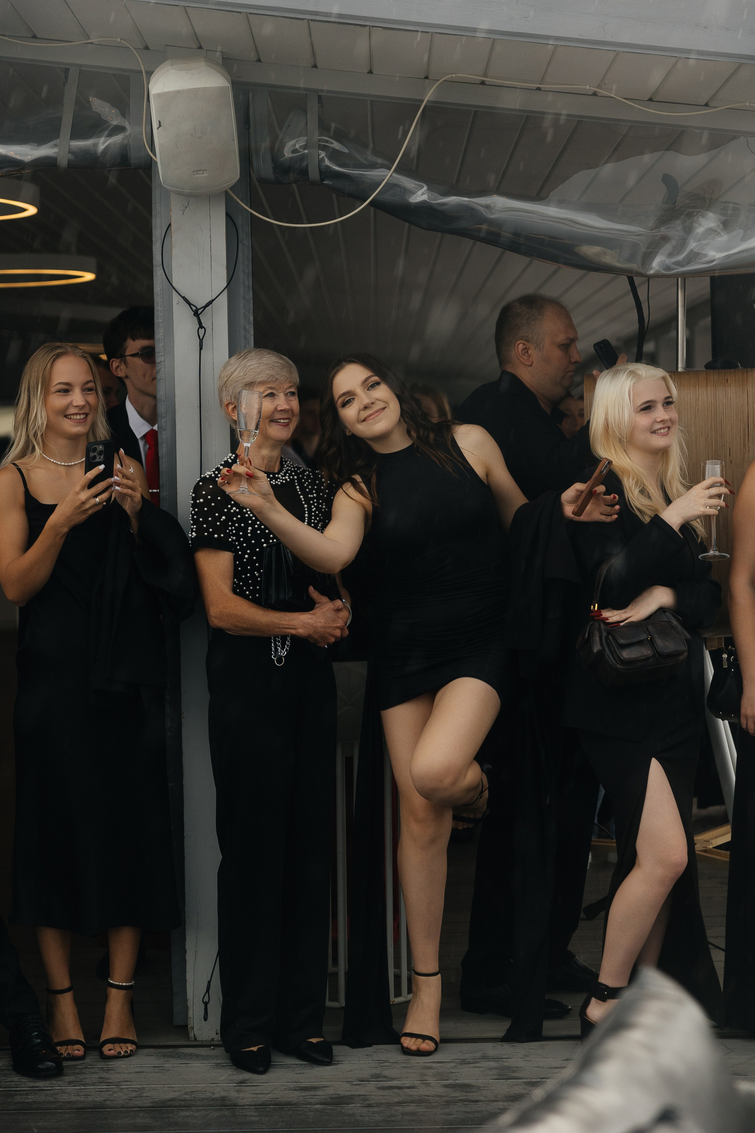 Rain falls down. Главная