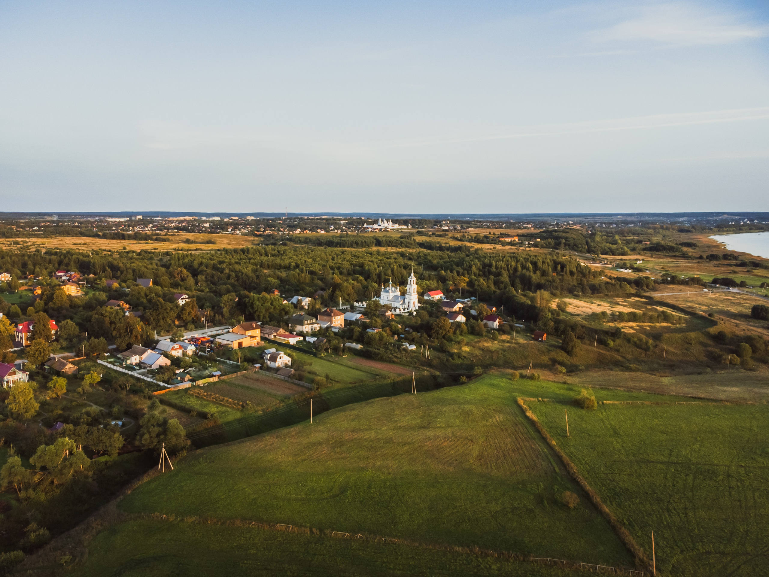 Переславль - Залесский, Загородный клуб "ОЗЕРО", Плещеево озеро, храм, небо, трава, лето, вечер