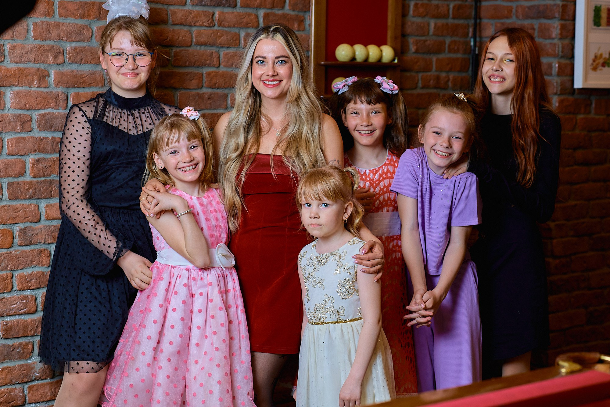 счастливая бабушка с внуками