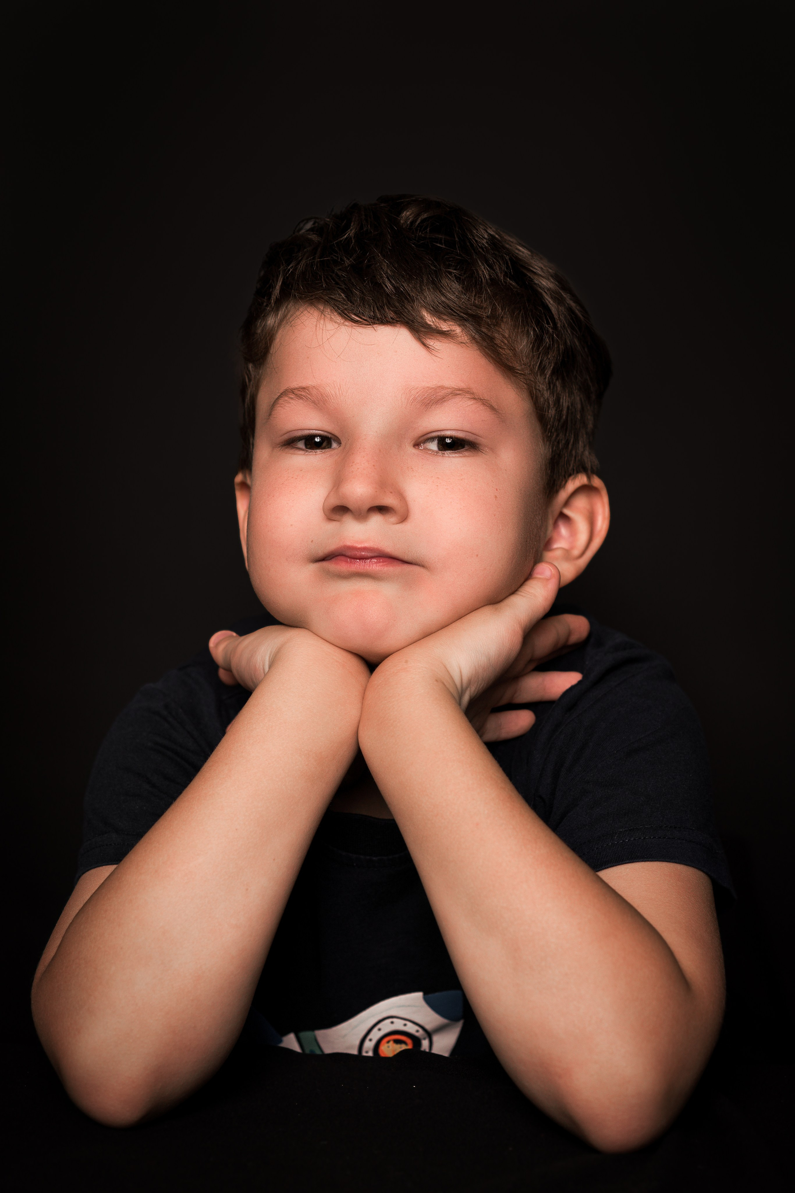 Детский сад, портреты на чёрном фоне. Фотограф Шунова Саша