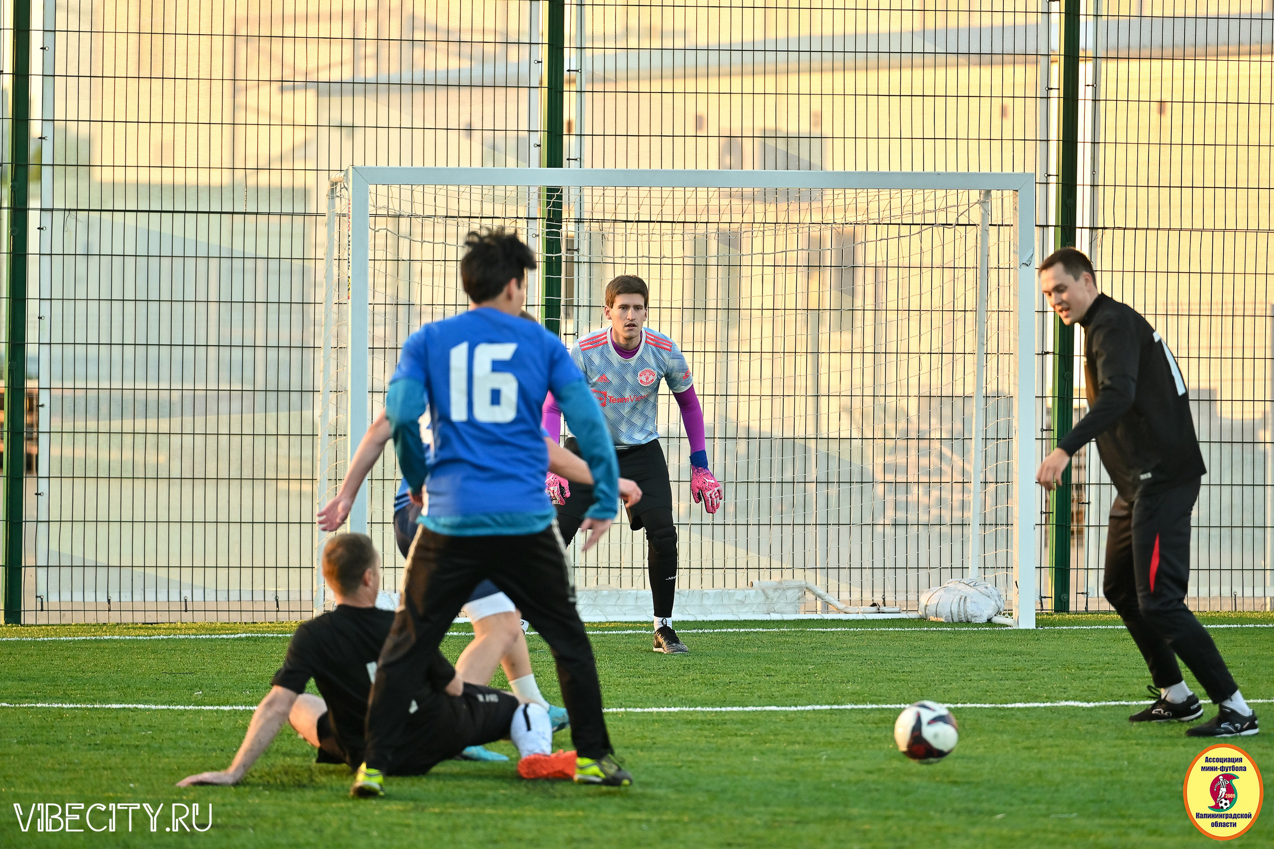 ИГРЫ МИНИ-ФУТБОЛЬНОЙ И КОРПОРАТИВНОЙ ЛИГИ. VIBECITY.RU Вайб Сити Ру Фоторепортажи Фотоотчеты Калининград