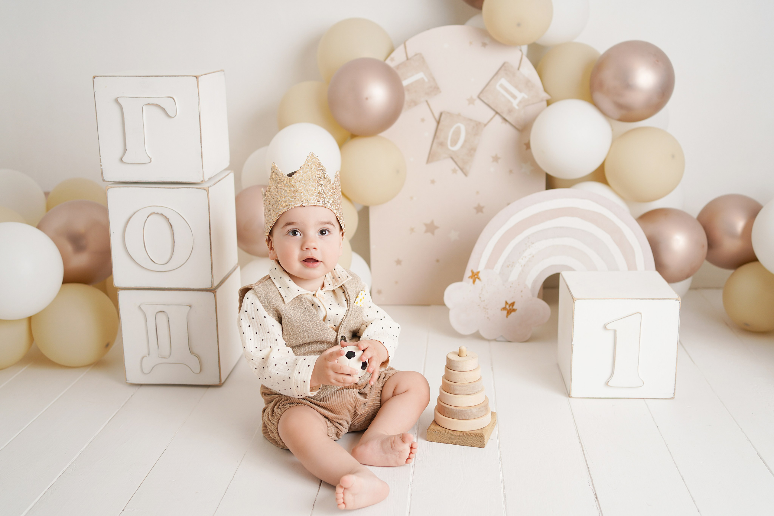 На фотосессии Первый годик  мальчик в нарядном костюме и короне