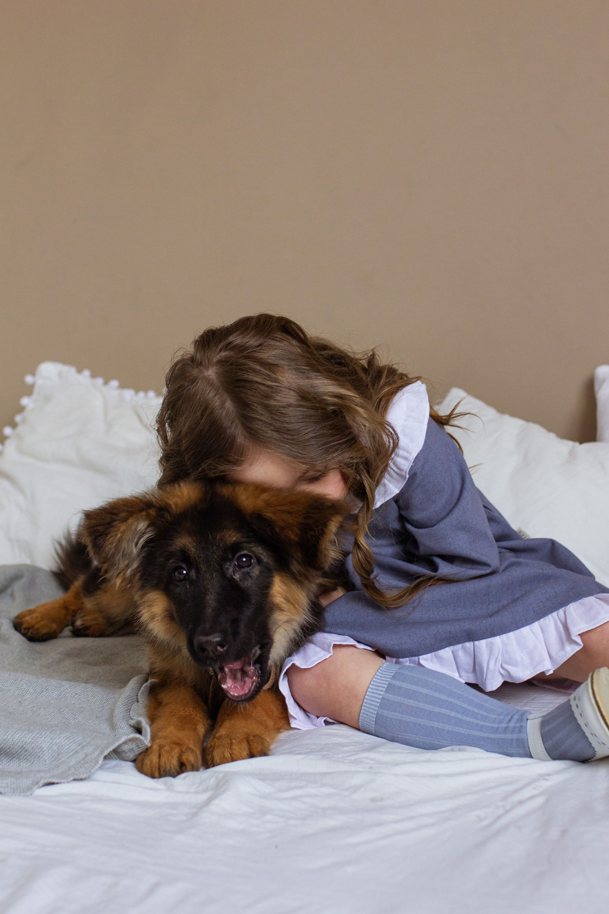Девочка в винтажном платье, детская фотосессия, ребёнок с собакой, маленькая девочка с собакой