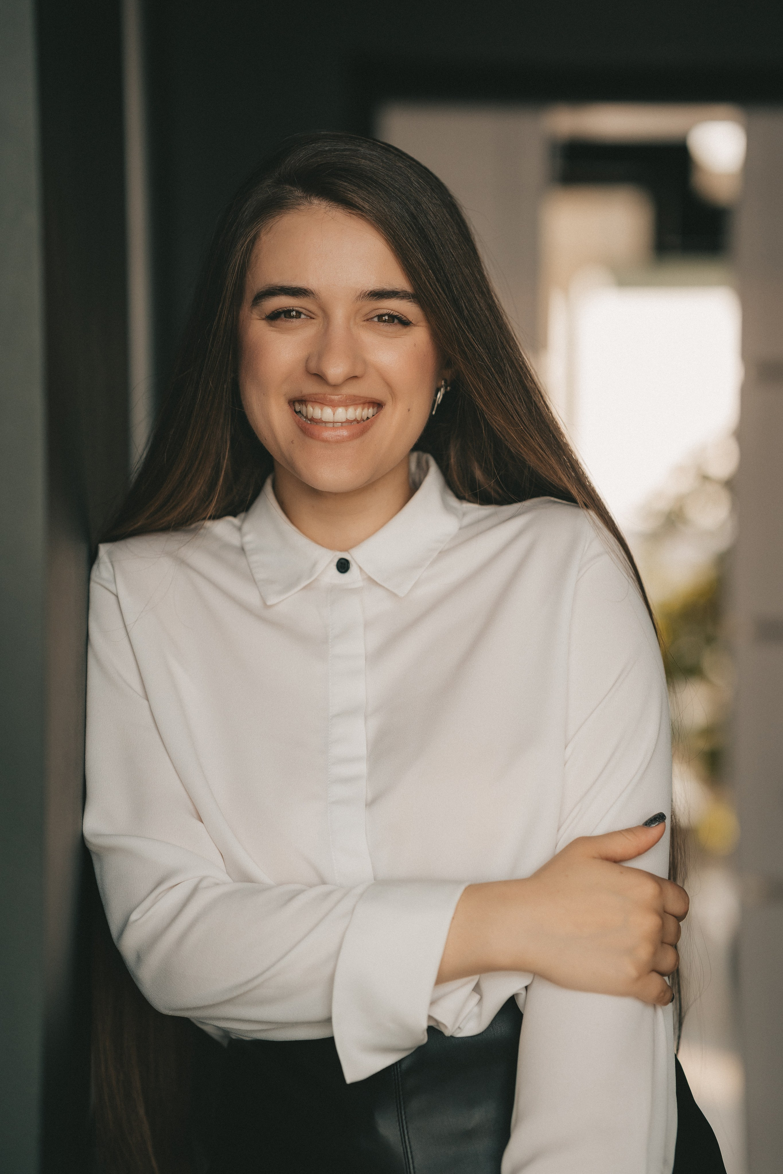 крупный портрет смеющейся девушки