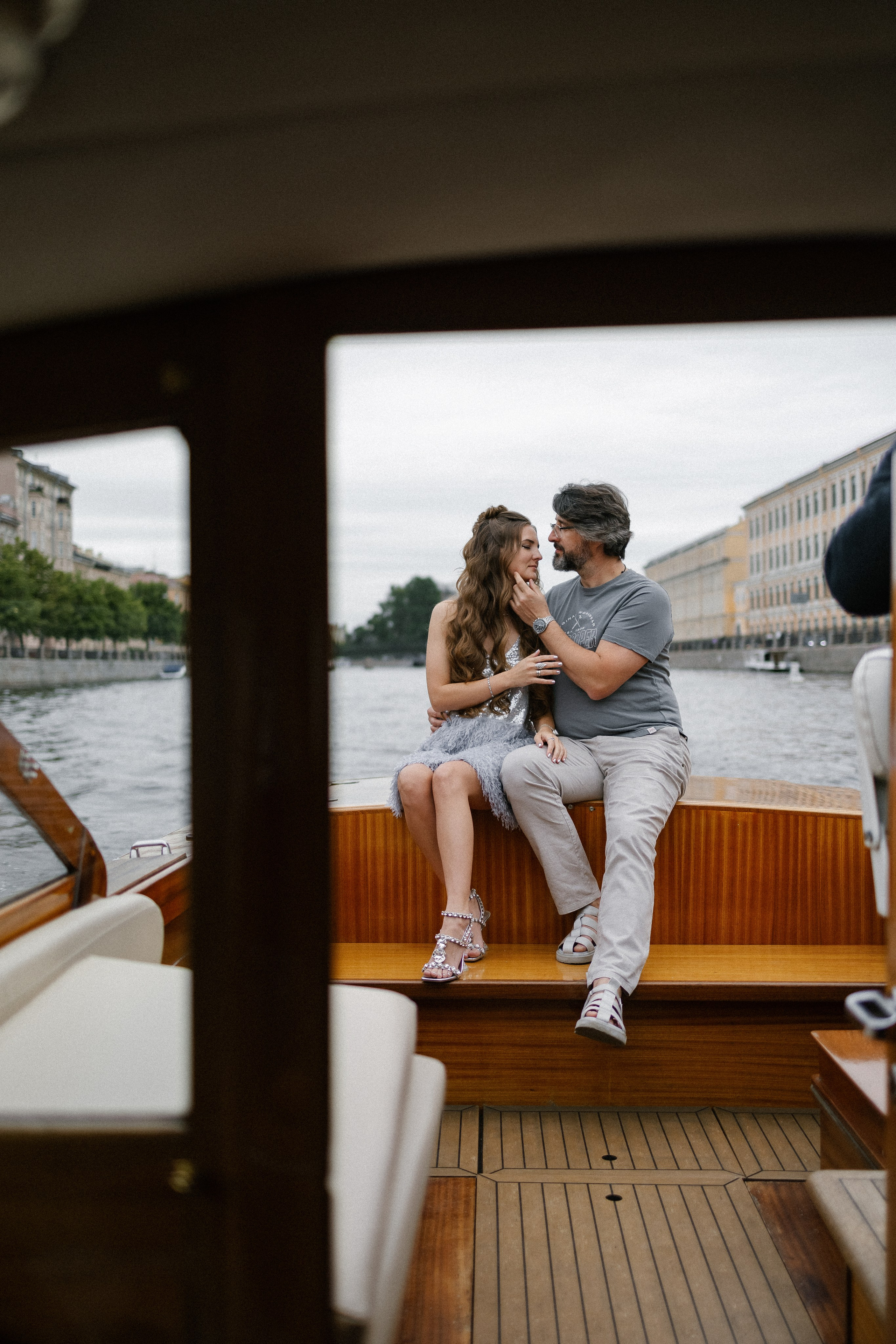 Прогулка на венецианском катере. Свадебный фотограф в Санкт-Петербурге Ксения Кобышева