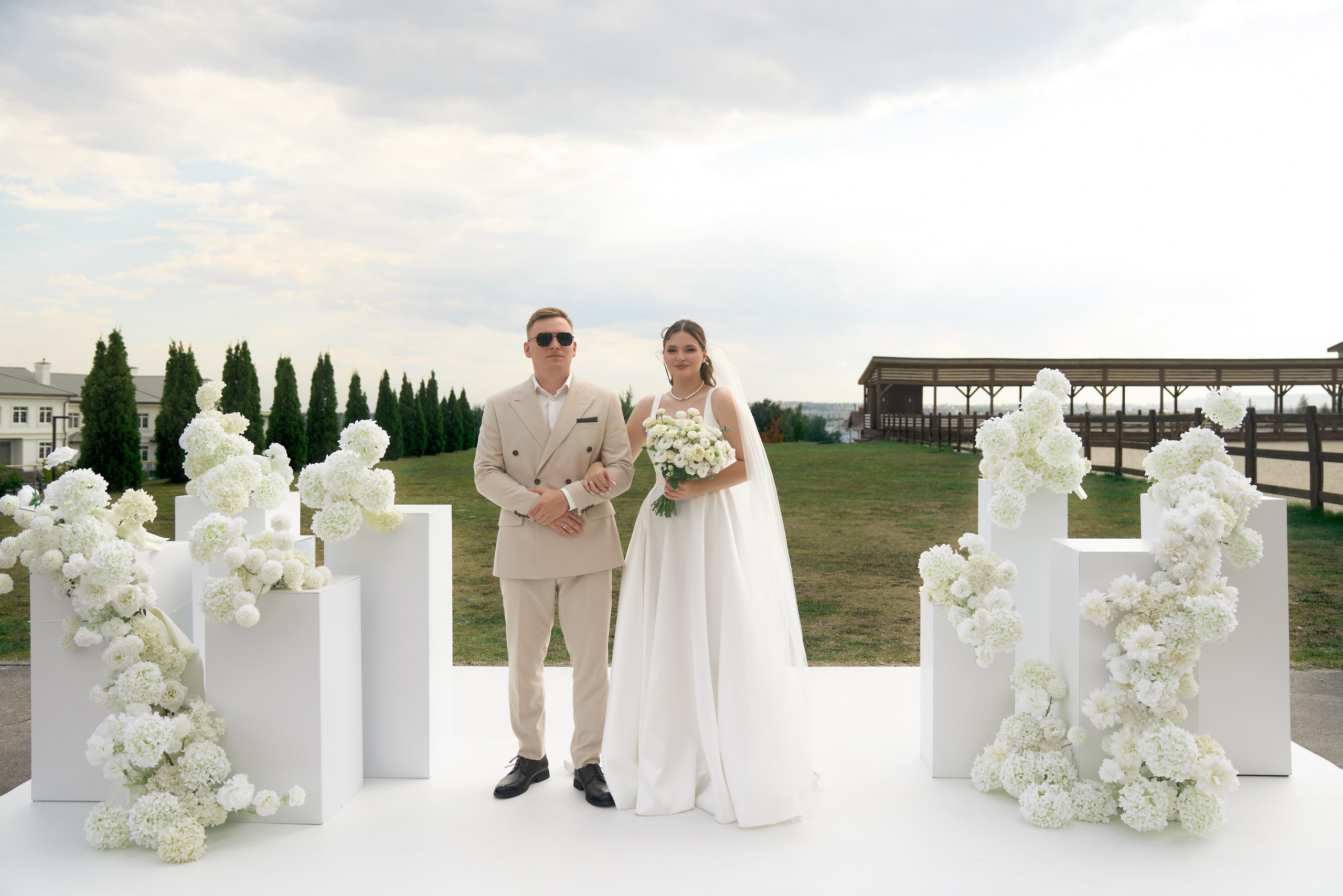 Свадебная фотосессия в «Гермесе» с белым моно-декором. Свадебный и коммерческий фотограф |Саратов Москва|