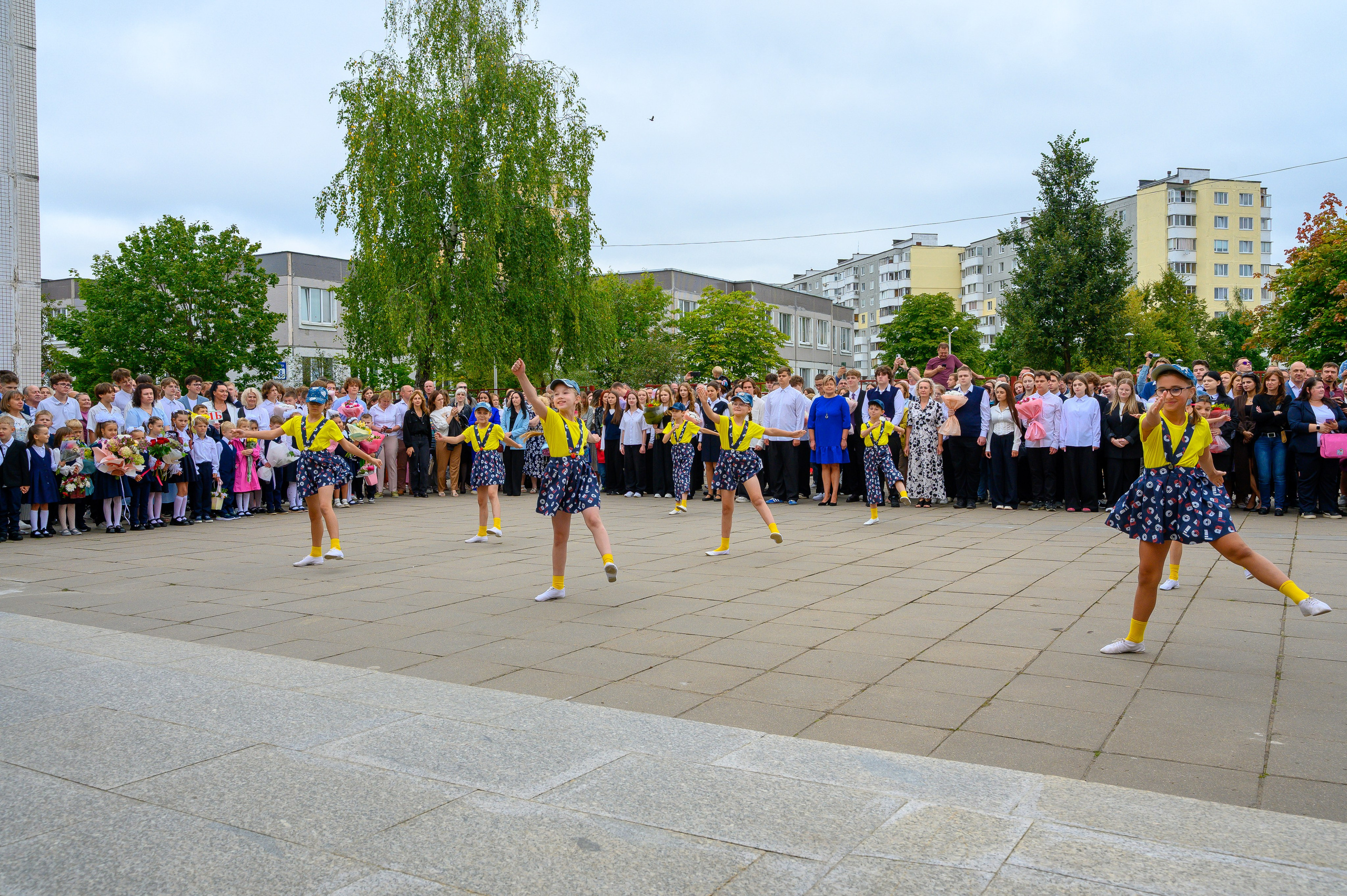 Вот звучит первый звонок, перед этим долгое приготовление к новому этапу в жизни, Яромир идет в школу. Фотоуслуги, услуги фотографа, фотографирование важных событий
