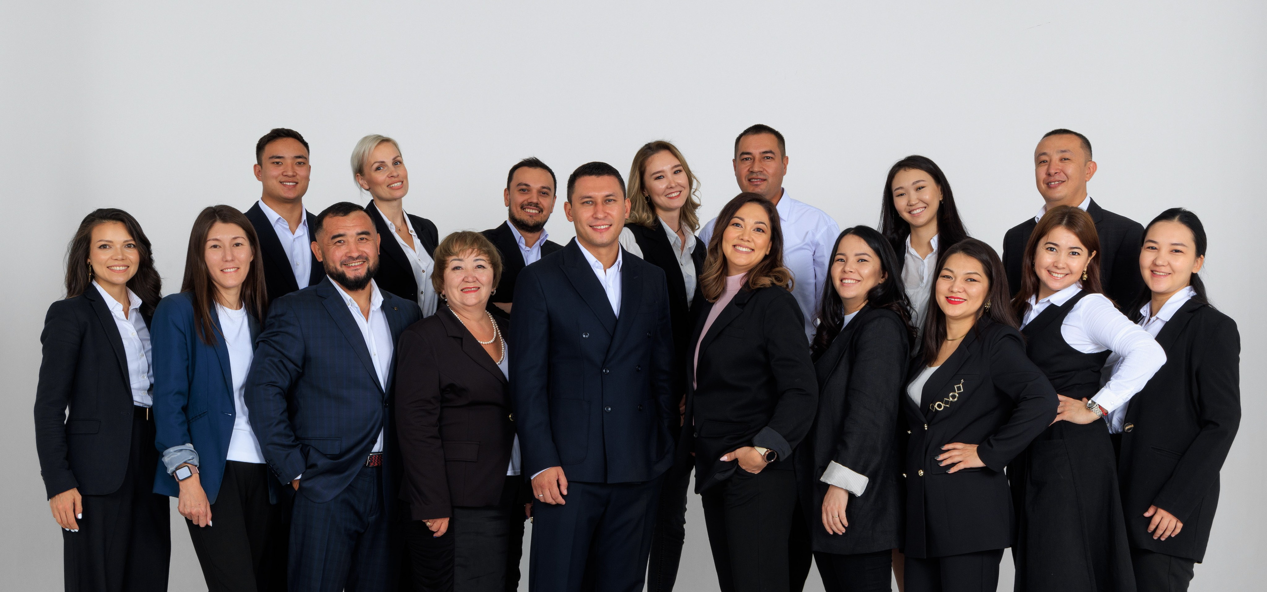 Бизнес-фотограф в Алматы — корпоративные съёмки, деловые портреты и репортажи. Профессиональный фотограф в Алматы