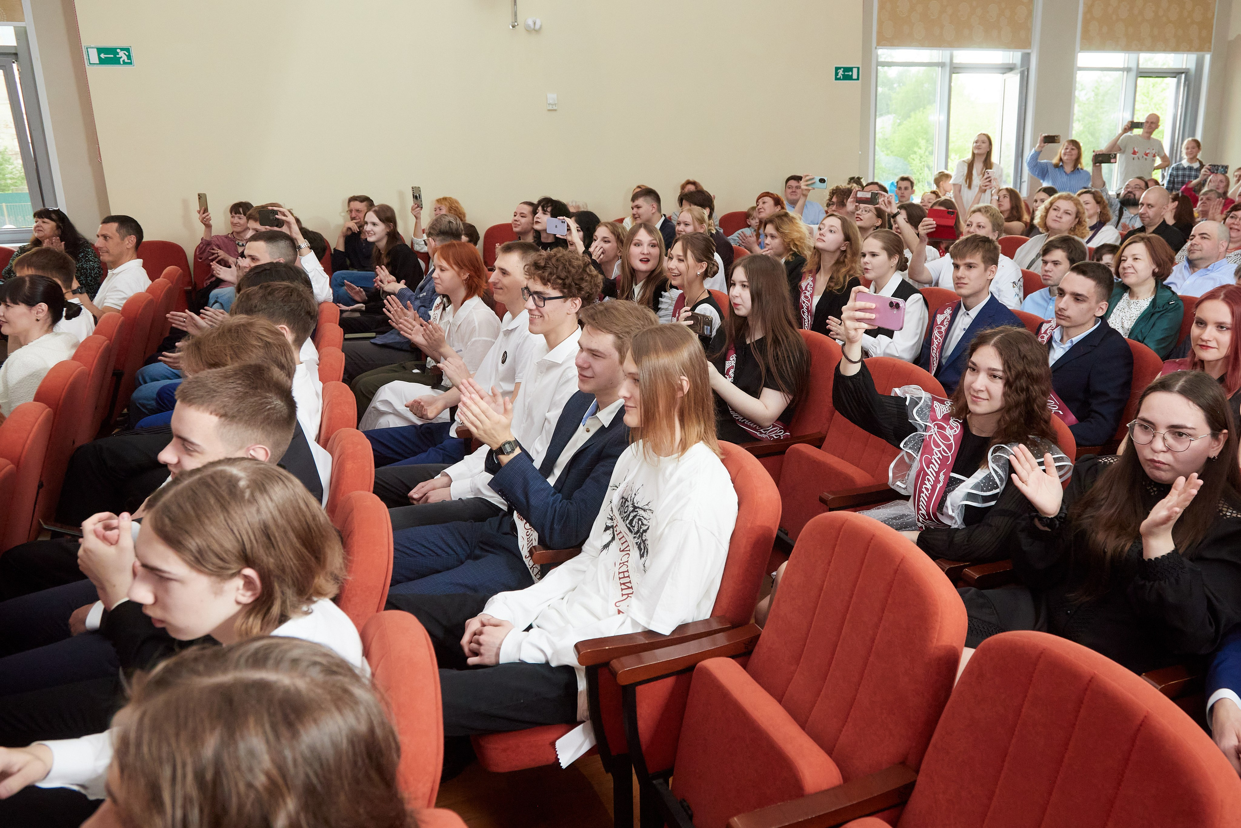 Выпускные старшеклассников. Детская выездная фотостудия