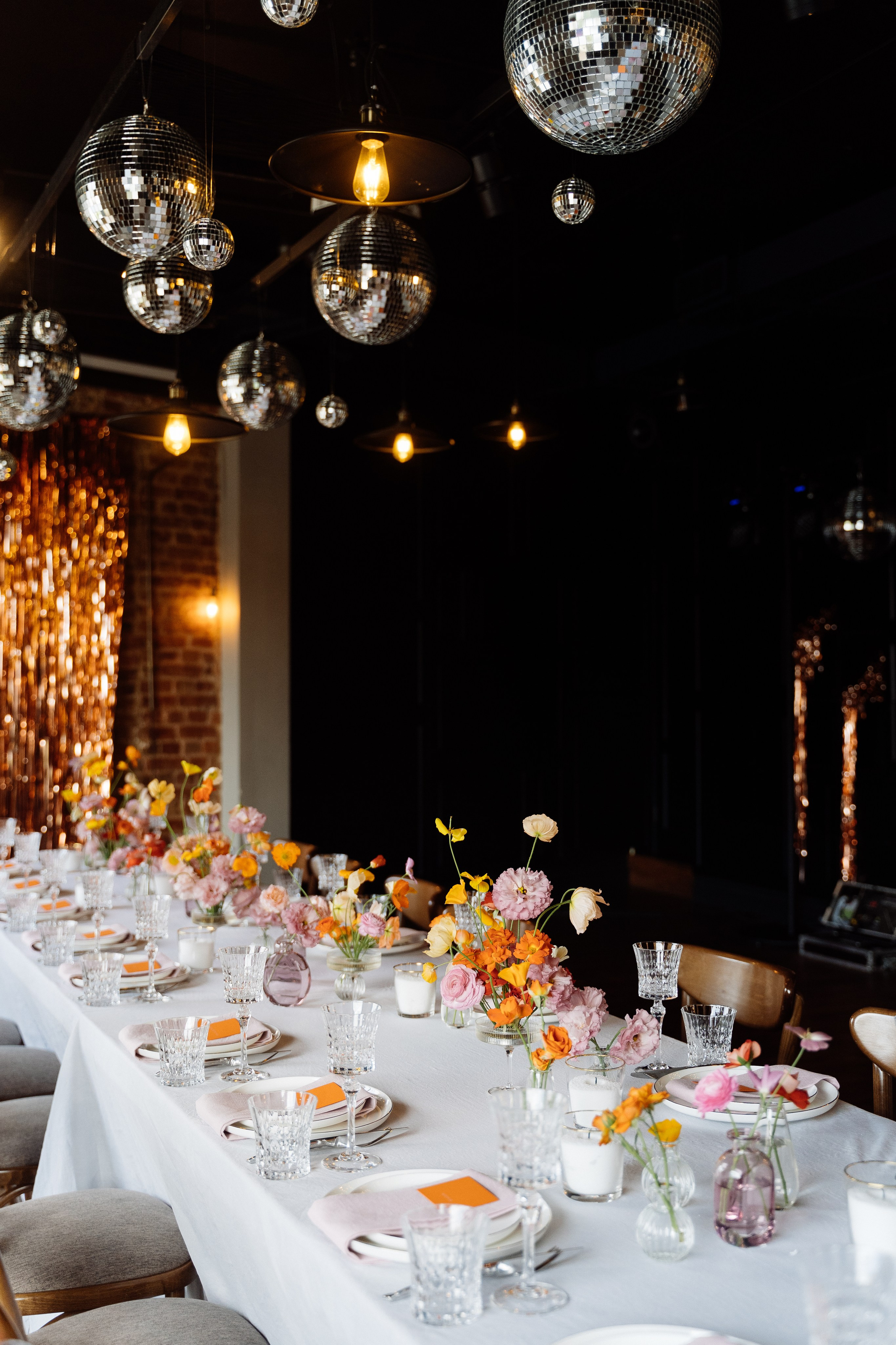 Камерная свадьба на фонтанке в сезонах. Свадебный фотограф организатор в Санкт-Петербурге Ассоль Опарина